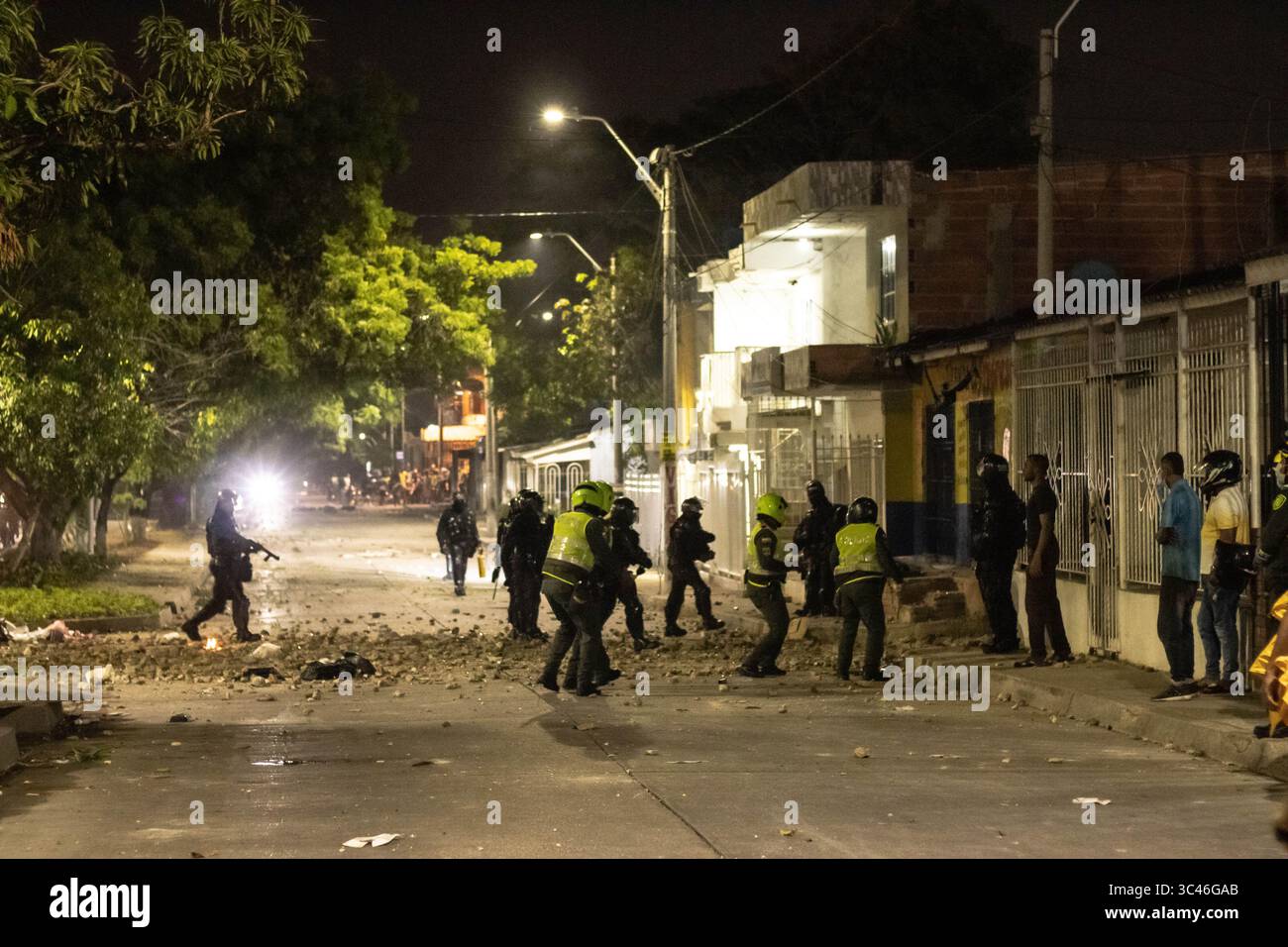 8 juin 2021, Barranquilla, Atlantico, Colombie : la police anti-émeute (ESMAD) et des policiers ripostent contre les manifestants lors d'affrontements alors que les équipes colombienne et Argentine disputaient un match de qualification pour la Coupe du monde de football Quatar 2022 au stade Metropolitano Roberto Melendez, les manifestations autour du stade ont dégénéré en affrontements avec la police anti-émeute colombienne (ESMAD) contre les troubles et la brutalité policière, à Barranquilla, en Colombie, le 8 juin 2021. (Crédit image : © Alex Ditta/LongVisual via ZUMA Wire) Banque D'Images