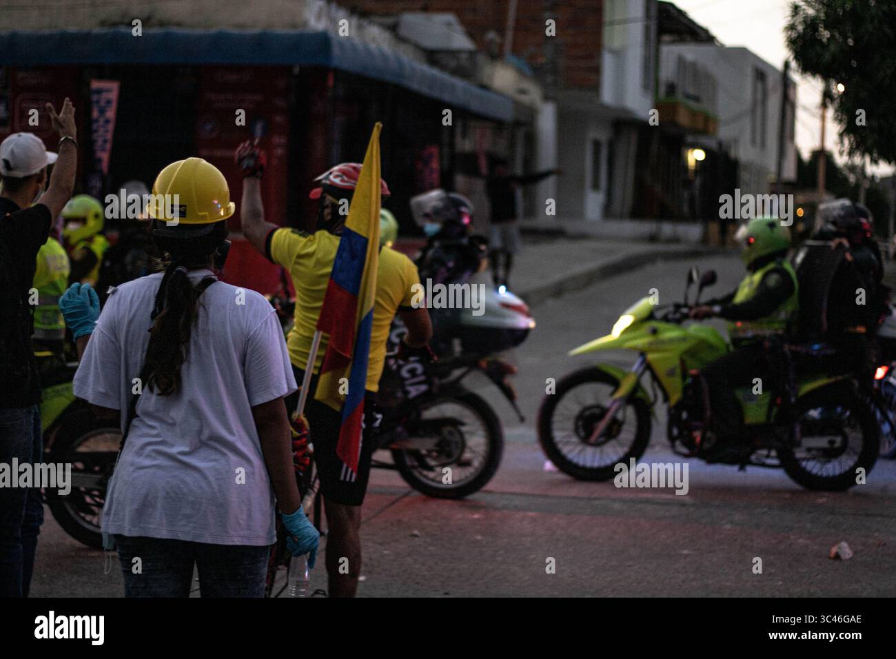8 juin 2021, Barranquilla, Atlantico, Colombie : un groupe de policiers anti-émeutes passe devant un manifestant avec un drapeau colombien alors que les équipes colombienne et Argentine jouaient un match de qualification pour la Coupe du monde de football Quatar 2022 au stade Metropolitano Roberto Melendez, les manifestations autour du stade ont dégénéré en affrontements avec la police anti-émeute colombienne (ESMAD) contre les troubles et la brutalité policière, à Barranquilla, Colombie, le 8 juin 2021. (Crédit image : © Alex Ditta/LongVisual via ZUMA Wire) Banque D'Images
