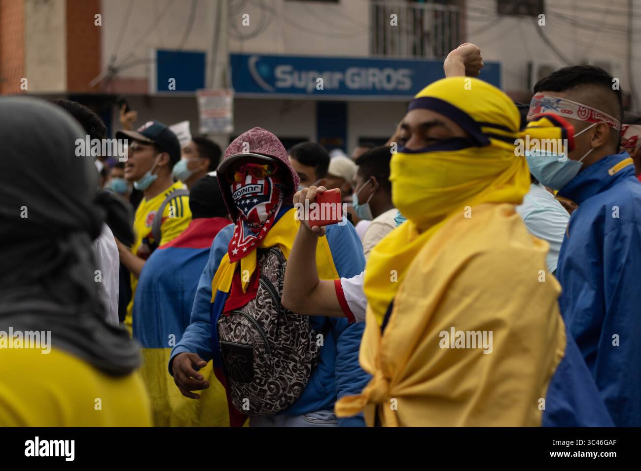 8 juin 2021, Barranquilla, Atlantico, Colombie : des manifestants protestent alors que les équipes colombienne et Argentine disputaient un match de qualification pour la Coupe du monde de la FIFA Quatar 2022 au stade Metropolitano Roberto Melendez, les manifestations autour du stade ont dégénéré en affrontements avec la police anti-émeute colombienne contre les troubles et la brutalité policière, à Barranquilla, en Colombie, le 8 juin 2021. (Crédit image : © Alex Ditta/LongVisual via ZUMA Wire) Banque D'Images