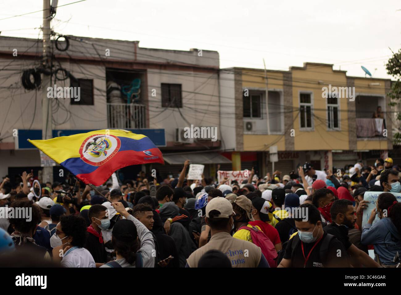 8 juin 2021, Barranquilla, Atlantico, Colombie : un drapeau colombien est agité pendant les manifestations alors que les équipes colombienne et Argentine disputaient un match de qualification pour la Coupe du monde de football Quatar 2022 au stade Metropolitano Roberto Melendez, les manifestations autour du stade ont dégénéré en affrontements avec la police anti-émeute colombienne contre les troubles et la brutalité policière, à Barranquilla, Colombie, le 8 juin 2021. (Crédit image : © Alex Ditta/LongVisual via ZUMA Wire) Banque D'Images