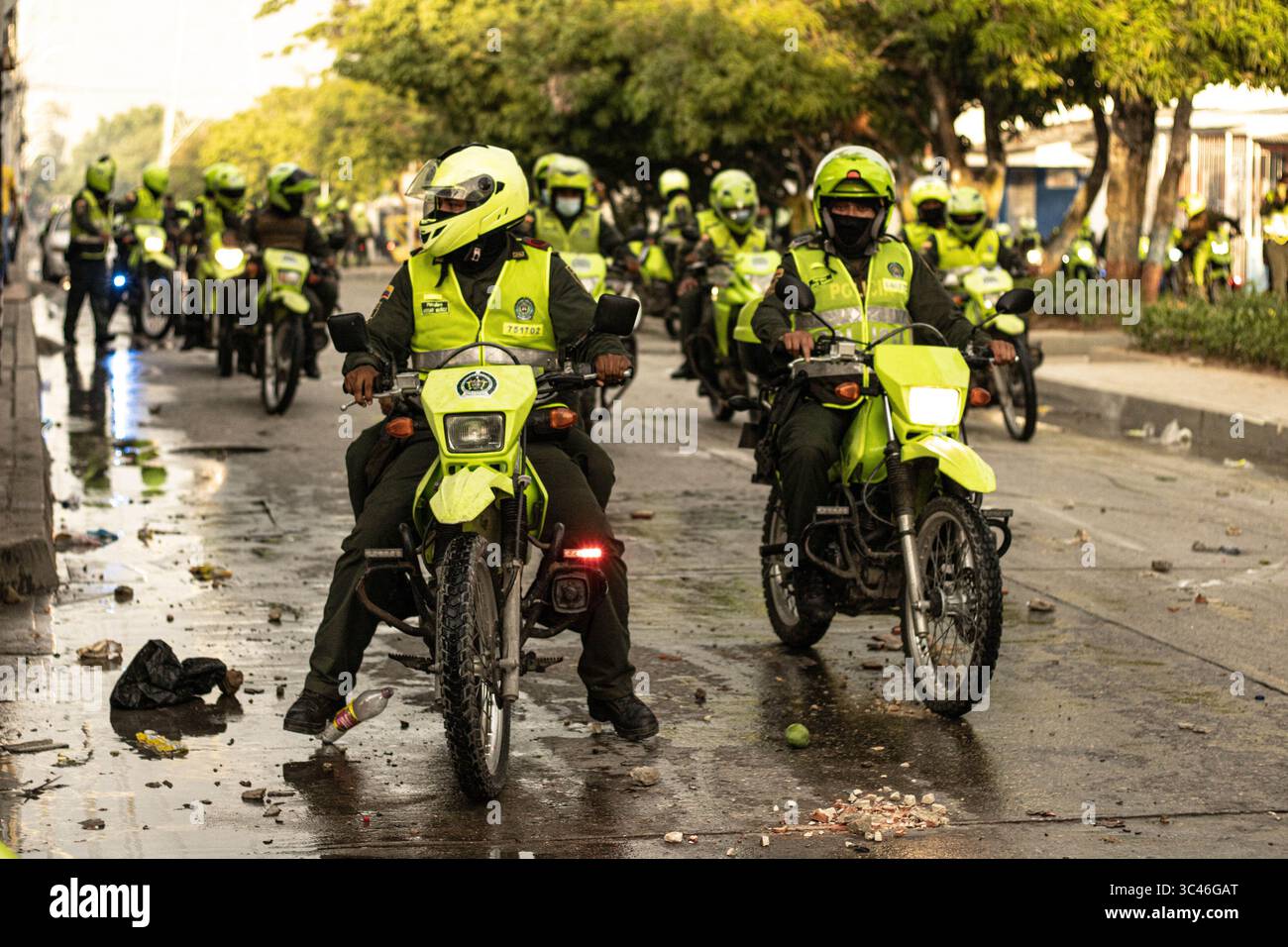 8 juin 2021, Barranquilla, Atlantico, Colombie : des policiers colombiens sur leurs motos alors que les équipes colombienne et Argentine jouaient un match de qualification pour la Coupe du monde de la FIFA Quatar 2022 au stade Metropolitano Roberto Melendez, les manifestations autour du stade ont dégénéré en affrontements avec la police anti-émeute colombienne (ESMAD) contre les troubles et la brutalité policière, à Barranquilla, en Colombie, le 8 juin 2021. (Crédit image : © Alex Ditta/LongVisual via ZUMA Wire) Banque D'Images