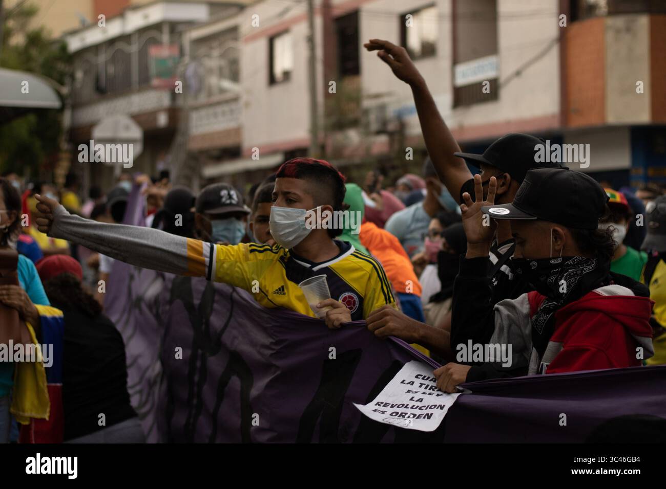 8 juin 2021, Barranquilla, Atlantico, Colombie : des manifestants protestent alors que les équipes colombienne et Argentine disputaient un match de qualification pour la Coupe du monde de la FIFA Quatar 2022 au stade Metropolitano Roberto Melendez, les manifestations autour du stade ont dégénéré en affrontements avec la police anti-émeute colombienne contre les troubles et la brutalité policière, à Barranquilla, en Colombie, le 8 juin 2021. (Crédit image : © Alex Ditta/LongVisual via ZUMA Wire) Banque D'Images