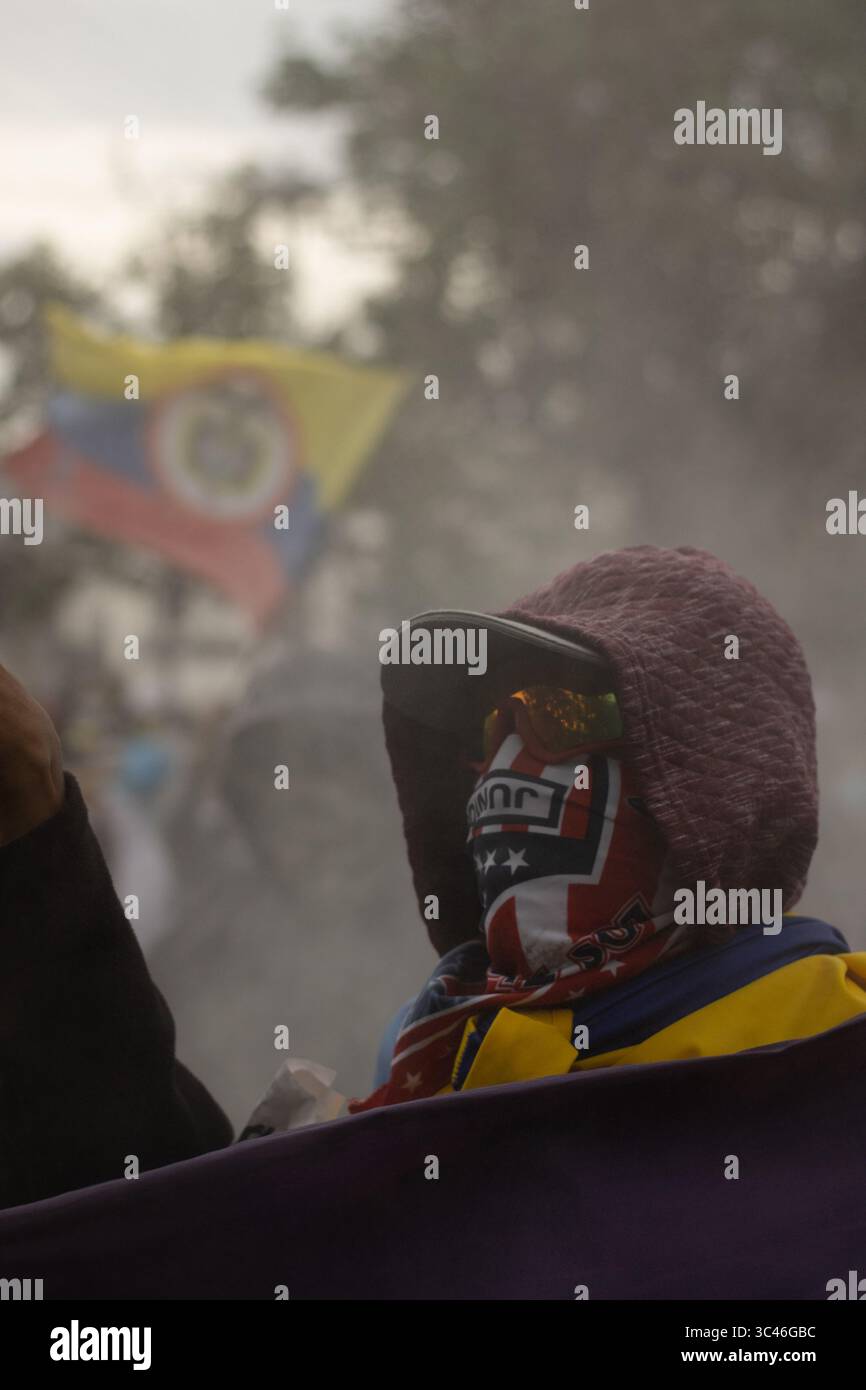 8 juin 2021, Barranquilla, Atlantico, Colombie : un manifestant avec un drapeau colombien derrière alors que les équipes colombienne et Argentine jouaient un match de qualification pour la Coupe du monde de la FIFA Quatar 2022 au stade Metropolitano Roberto Melendez, les manifestations autour du stade ont dégénéré en affrontements avec la police anti-émeute colombienne contre les troubles et la brutalité policière, à Barranquilla, Colombie, le 8 juin 2021. (Crédit image : © Alex Ditta/LongVisual via ZUMA Wire) Banque D'Images