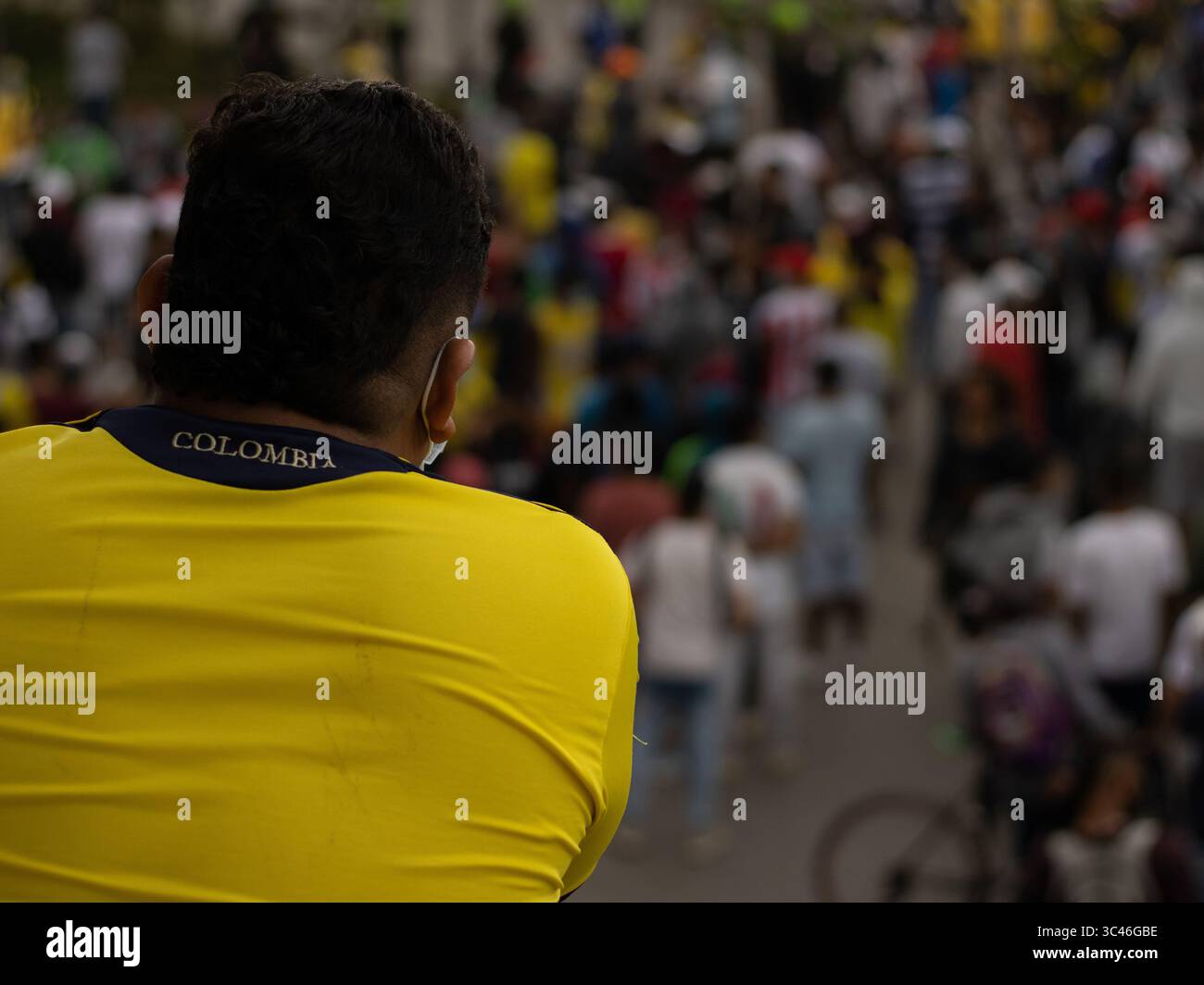 8 juin 2021, Barranquilla, Atlantico, Colombie : un homme portant un t-shirt de football colombien regardant les manifestations alors que les équipes colombienne et Argentine jouaient un match de qualification pour la Coupe du monde FIFA Quatar 2022 au stade Metropolitano Roberto Melendez, les manifestations autour du stade ont dégénéré en affrontements avec la police anti-émeute colombienne contre les troubles et la brutalité policière, à Barranquilla, Colombie, le 8 juin 2021. (Crédit image : © Alex Ditta/LongVisual via ZUMA Wire) Banque D'Images