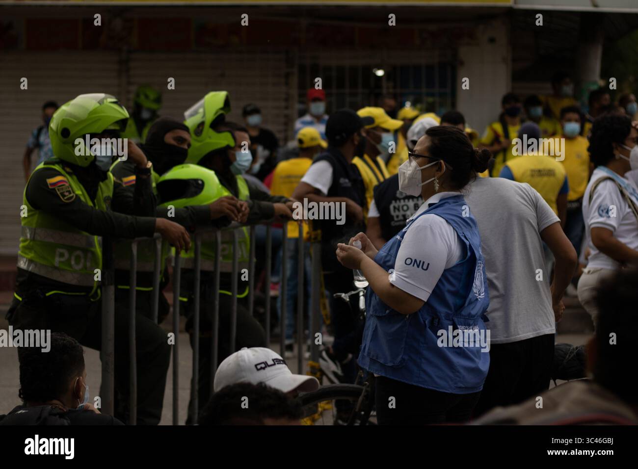8 juin 2021, Barranquilla, Atlantico, Colombie : un membre des Nations Unies se tourne vers les policiers colombiens alors que les équipes colombienne et Argentine disputaient un match de qualification pour la Coupe du monde FIFA Quatar 2022 au stade Metropolitano Roberto Melendez, les manifestations autour du stade ont dégénéré en affrontements avec la police anti-émeute colombienne contre les troubles et la brutalité policière, à Barranquilla, en Colombie, le 8 juin 2021. (Crédit image : © Alex Ditta/LongVisual via ZUMA Wire) Banque D'Images