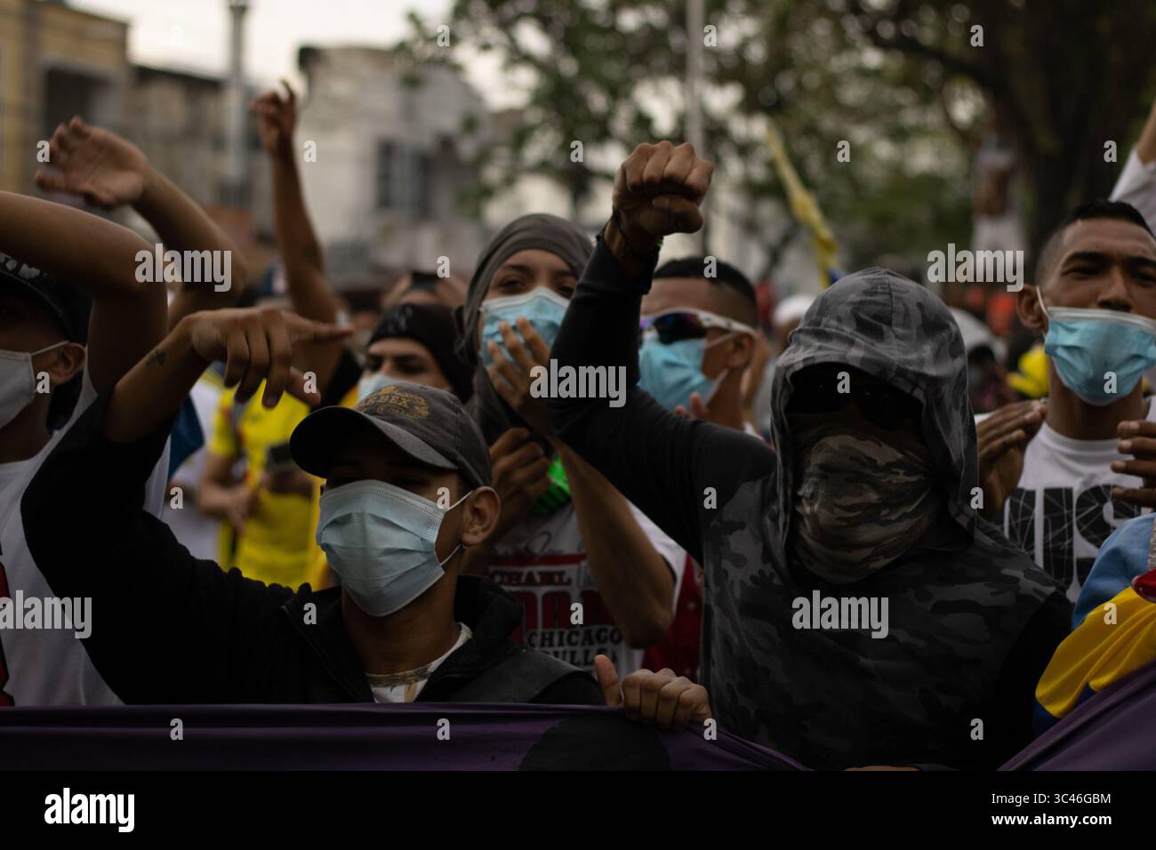 8 juin 2021, Barranquilla, Atlantico, Colombie : des manifestants protestent alors que les équipes colombienne et Argentine disputaient un match de qualification pour la Coupe du monde de la FIFA Quatar 2022 au stade Metropolitano Roberto Melendez, les manifestations autour du stade ont dégénéré en affrontements avec la police anti-émeute colombienne contre les troubles et la brutalité policière, à Barranquilla, en Colombie, le 8 juin 2021. (Crédit image : © Alex Ditta/LongVisual via ZUMA Wire) Banque D'Images