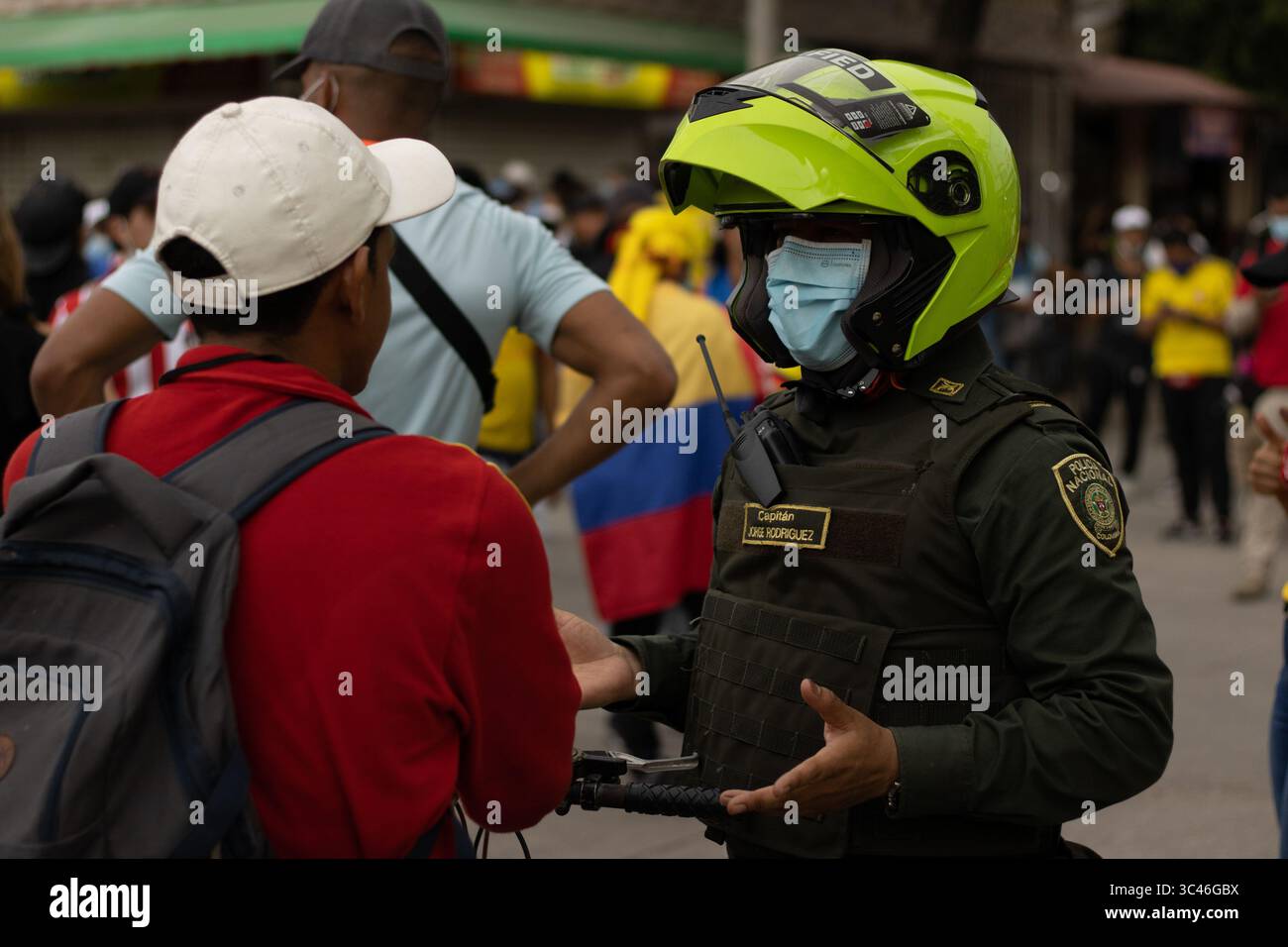 8 juin 2021, Barranquilla, Atlantico, Colombie : un officier de police parle à un manifestant alors que les équipes colombienne et Argentine disputaient un match de qualification pour la Coupe du monde de la FIFA Quatar 2022 au stade Metropolitano Roberto Melendez, les manifestations autour du stade ont dégénéré en affrontements avec la police anti-émeute colombienne contre les troubles et la brutalité policière, à Barranquilla, Colombie, le 8 juin 2021. (Crédit image : © Alex Ditta/LongVisual via ZUMA Wire) Banque D'Images