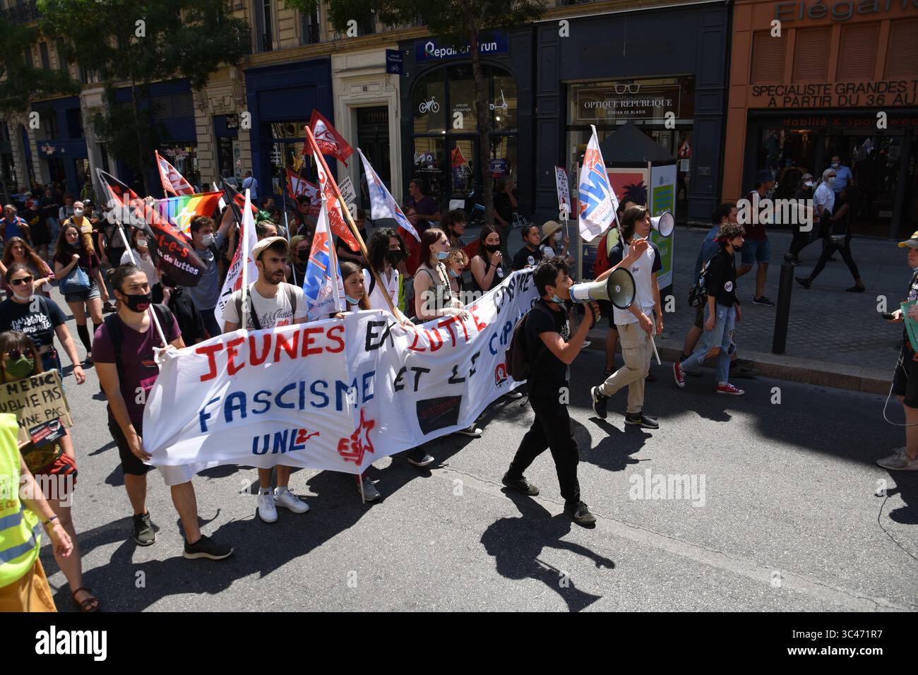 12 juin 2021, Marseille, France : manifestants vus avec une banderole exprimant leur opinion et des drapeaux, lors de la marche... plus de 1 500 manifestants ont défilé dans les rues de Marseille pour une ''Marche de la liberté'' contre l'extrême droite. (Crédit image : © Gerard Bottino/SOPA images via ZUMA Wire) Banque D'Images
