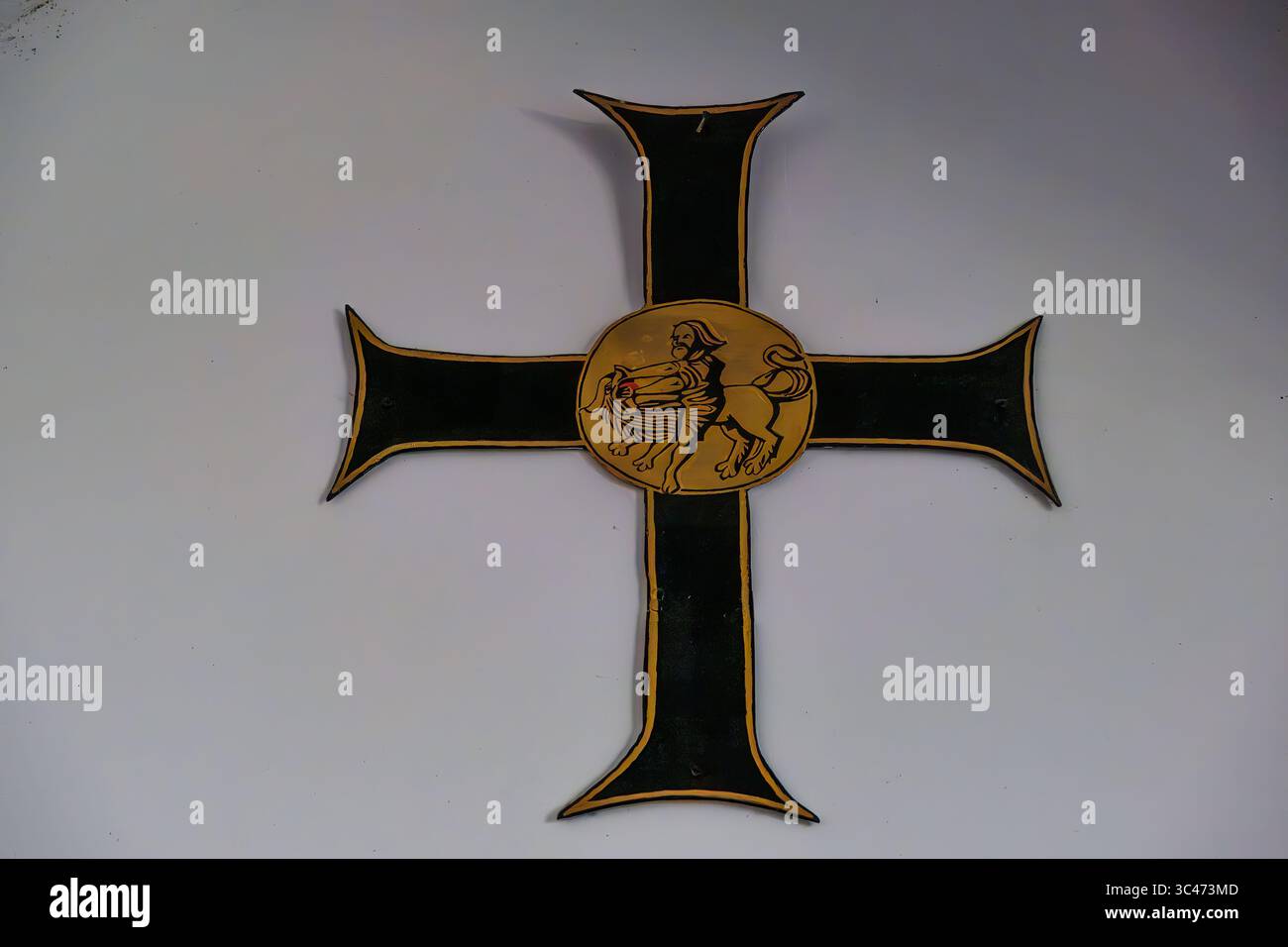 Samson tue le lion, représentation d'une scène biblique sur une croix, Maison de l'ordre Teutonique à Vienne, Autriche, pour usage éditorial seulement. Banque D'Images