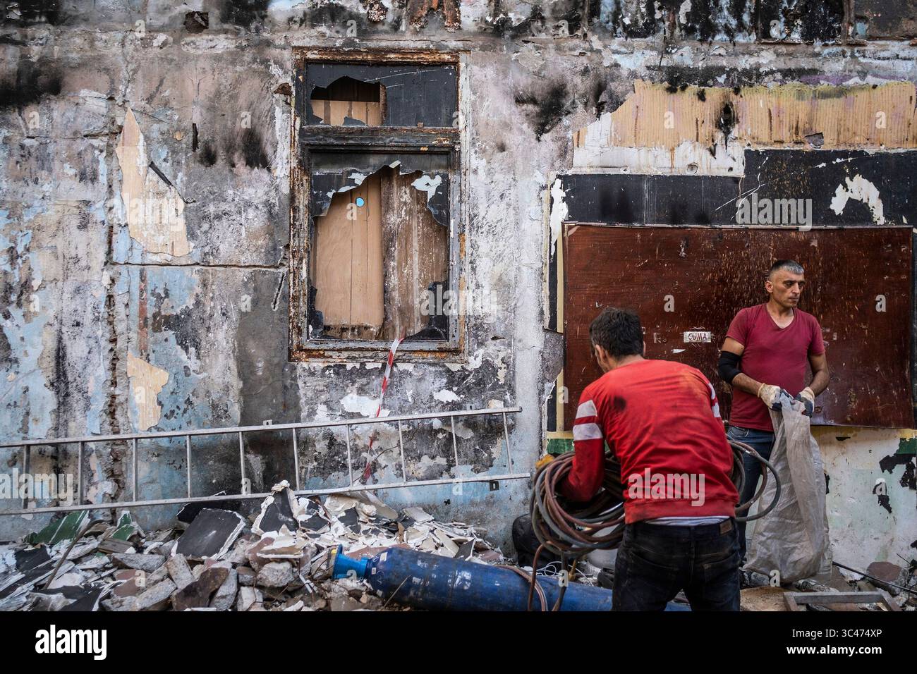 4 juin 2021, Izmir, Izmir, Turquie : des ouvriers de la construction démolissent un ancien bâtiment pour la rénovation afin de construire un parking privé. (Crédit image : © Uygar Ozel/ZUMA Wire) Banque D'Images