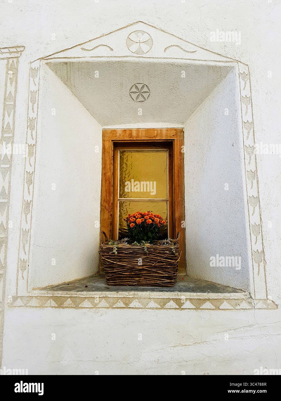 Fenêtre traditionnelle Engadine avec décoration d'ornement et arrangement coloré de fleurs d'été, Switerzland Banque D'Images