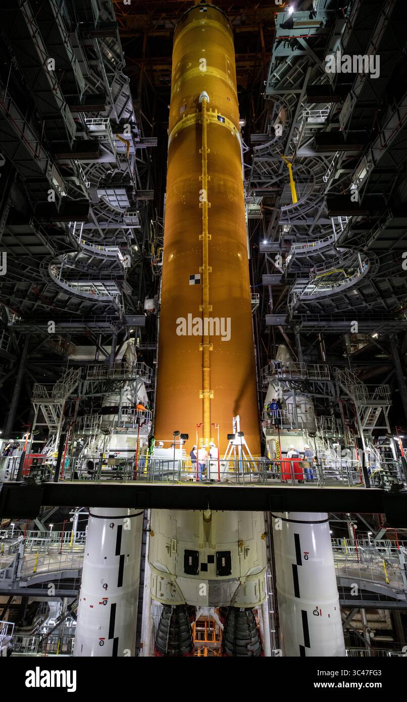 12 juin 2021 - KSC, États-Unis - des équipes de l'exploration Ground Systems de la NASA et de l'entrepreneur Jacobs abaissent le noyau du système de lancement spatial (SLS), projettent la plus grande partie de la fusée sur le lanceur mobile, entre les deux propulseurs de fusée solide jumelés, à l'intérieur de High Bay 3 du bâtiment d'assemblage de véhicules du NASAS Kennedy Space Center en Floride, le 12 juin 2021. L'étage central de 188 000 livres, avec ses quatre moteurs RS-25, fournira plus de 2 millions de livres de poussée pendant le lancement et l'ascension, et couplé aux propulseurs, fournira plus de 8,8 millions de livres de poussée pour envoyer l'Artemis i mission t Banque D'Images