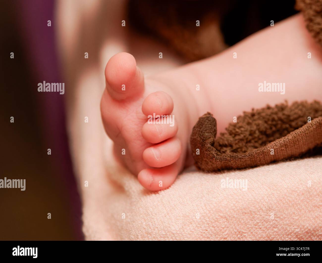 Gros plan sur le pied minuscule du nouveau-né pendant la séance de thalassothérapie et de relaxation du bébé. Banque D'Images