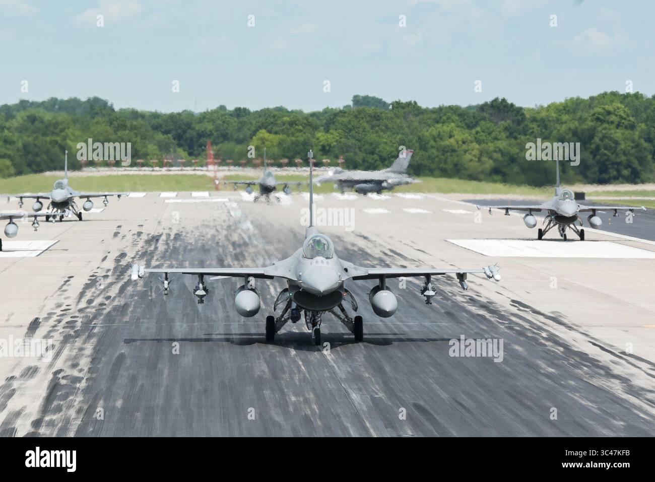 4 juin 2021 - Tulsa, Oklahoma, États-Unis - F-16 Vipers de la 138th Fighter Wing participent à une marche à dos d'éléphant, le 4 juin 2021, à la base de la Garde nationale aérienne de Tulsa, Oklahoma. La marche à dos d'éléphant, ou roulage au sol d'avions militaires avant le décollage, faisait partie d'un exercice de préparation à grande échelle qui a été mené pour tester la capacité de l'aile à déployer rapidement des forces prêtes au combat autour du globe. (Photo de Tech. Sgt. Rebecca Imwalle) (image de crédit : © U.S. Air Force/ZUMA Press Wire Service/ZUMAPRESS.com) Banque D'Images