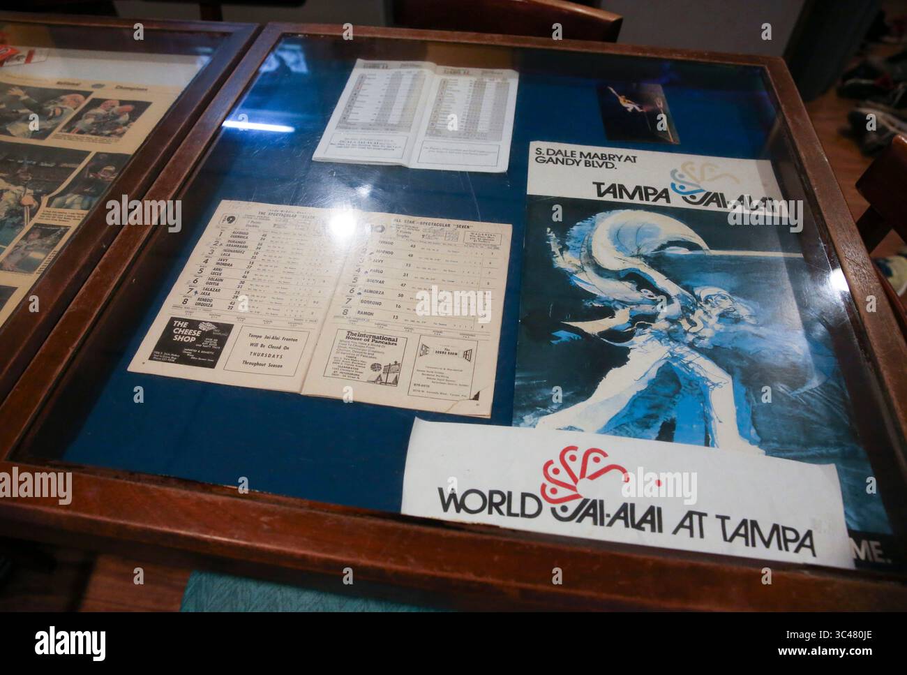 27 juin 2018 - Tampa, Floride, États-Unis - MONICA HERNDON | Times.certains des souvenirs JAI alai de James ''Corky'' Herritt sont exposés dans sa piste de bowling le 27 juin 2018 à Pinarama à Tampa, en Floride. Corky a joué le jai alai à Tampa. (Crédit image : © Monica Herndon/Tampa Bay Times via ZUMA Wire) Banque D'Images