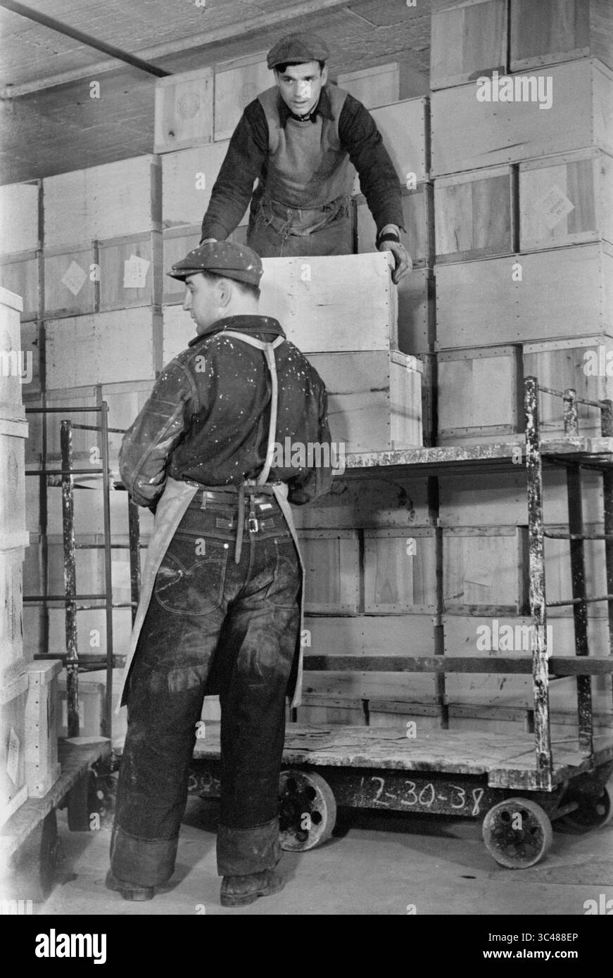 5 avril 2018 - Jersey City, New Jersey, États-Unis - deux travailleurs entreposent des caisses d'œufs dans un entrepôt frigorifique, Jersey City, New Jersey, États-Unis, Arthur Rothstein pour Farm Security Administration, janvier 1939 (crédit image : © Circa images/Glasshouse via ZUMA Wire) Banque D'Images