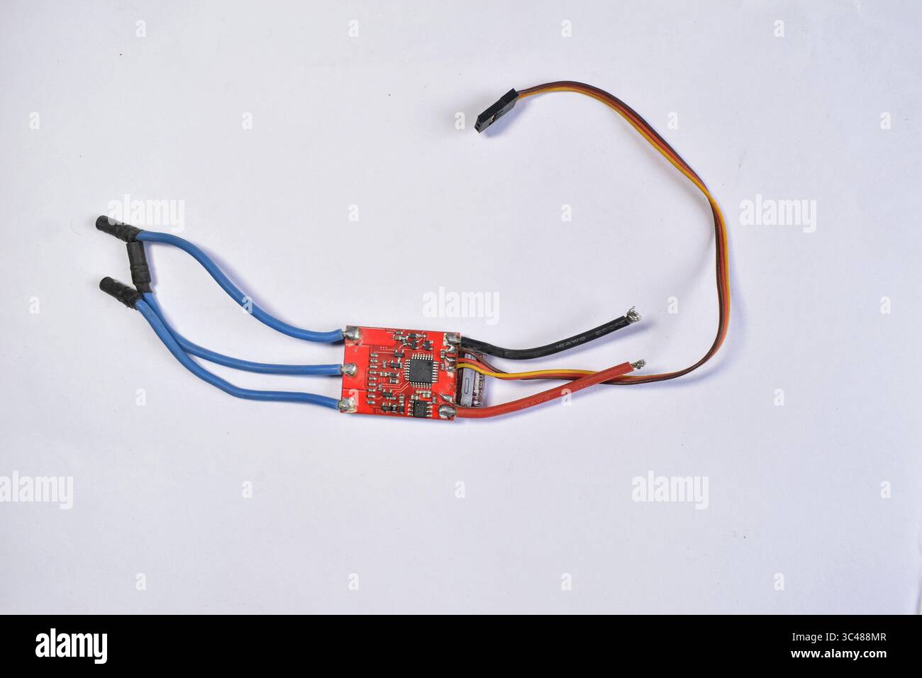 Carte de contrôleur de vol drone conçue avec précision pour une navigation stable, une intégration GPS et des performances de vol fluides dans les systèmes UAV et quadcopter Banque D'Images