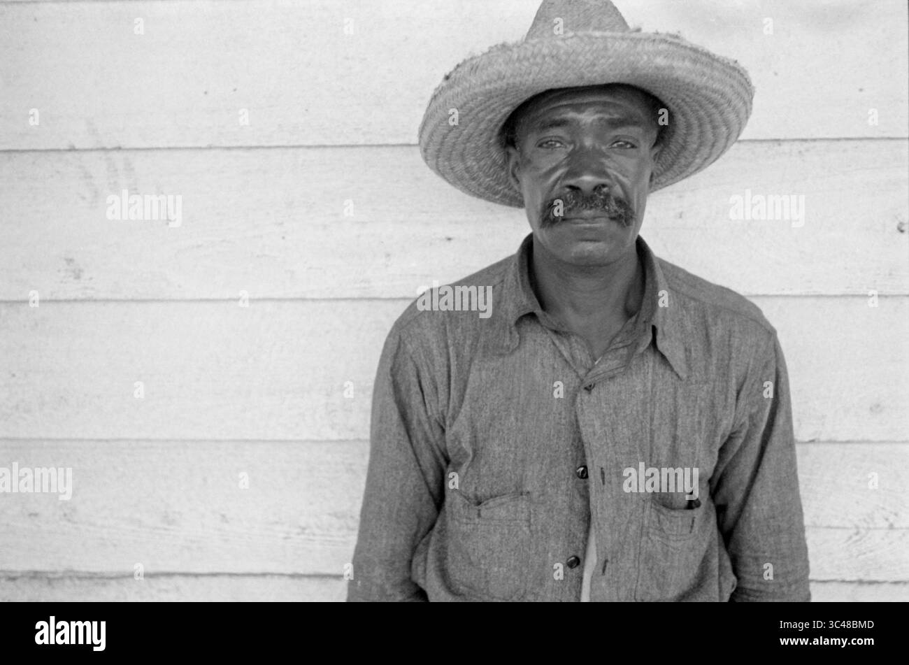 Sharecropper, Portrait de taille, Ozark Mountains, Arkansas, États-Unis, Ben Shahn pour l'administration américaine de la réinstallation, octobre 1935 (crédit image : © Circa images/JT Vintage via ZUMA Press Wire) Banque D'Images
