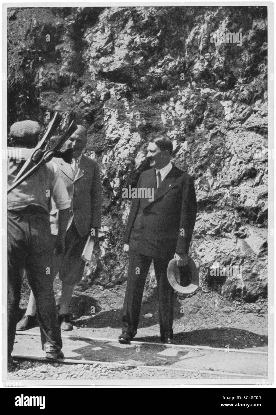 9 mai 2018 - Allemagne - Adolf Hitler sur le chantier de construction de la nouvelle route alpine, Allemagne, 1935 (crédit image : © JT Vintage/Glasshouse via ZUMA Wire) Banque D'Images