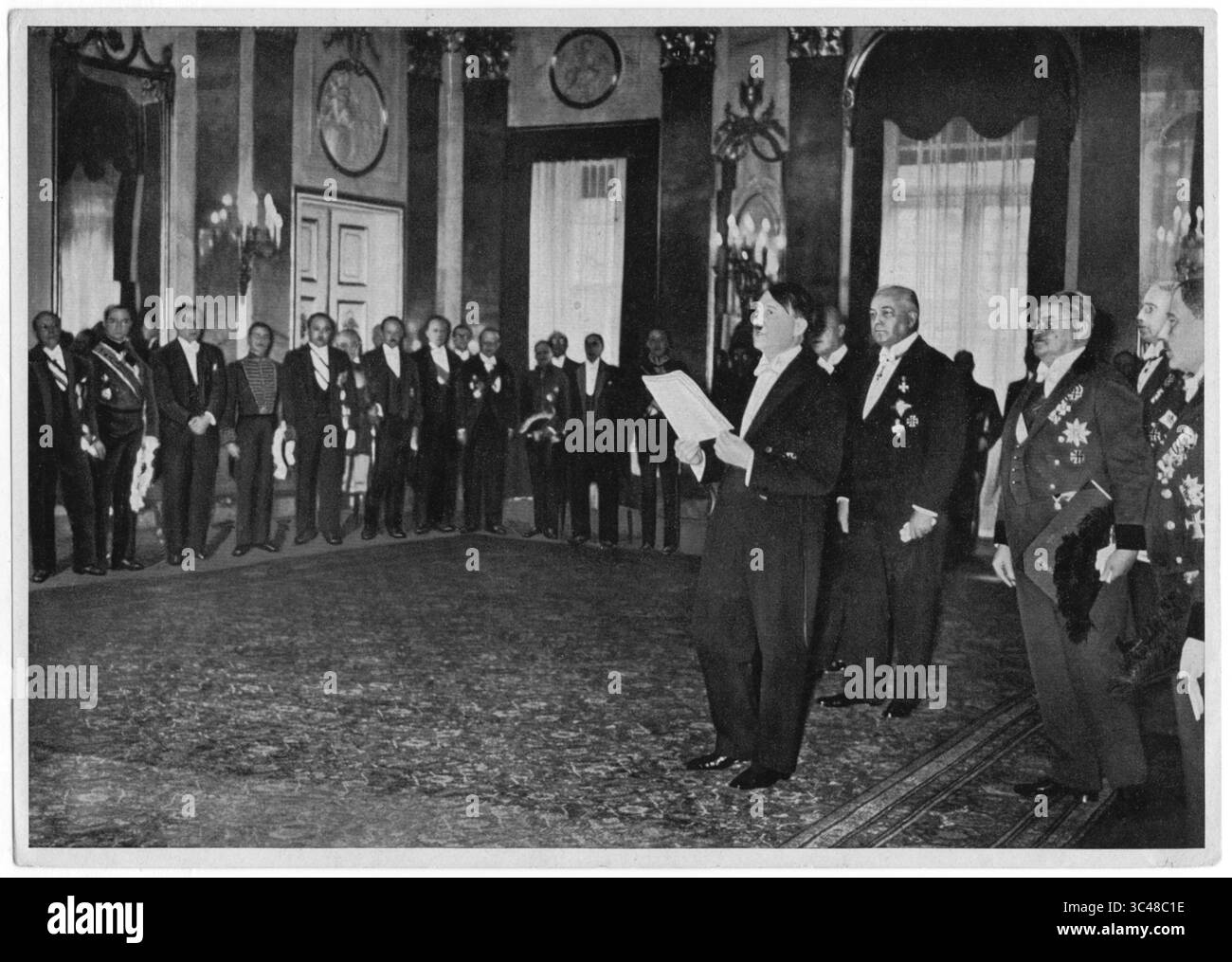 9 mai 2018 - Allemagne - Adolf Hitler prononce un discours lors de la réception du nouvel an du corps diplomatique, Allemagne, 1934 (crédit image : © JT Vintage/Glasshouse via ZUMA Wire) Banque D'Images