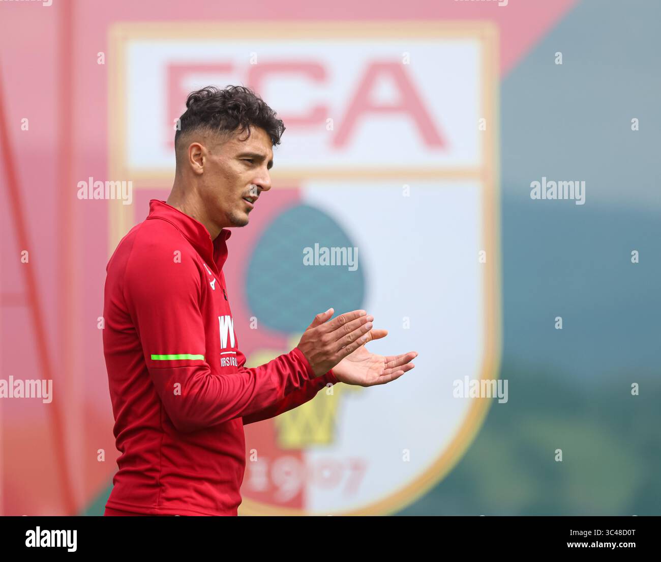 Kollerschlag, Deutschland. 28 juillet 2025. Dimitrios Giannoulis (FC Augsburg #13) klatscht in die Hände vor einem großen FCA-logo ; FC Augsburg, Trainingslager, Kollerschlag, Österreich crédit : dpa/Alamy Live News Banque D'Images