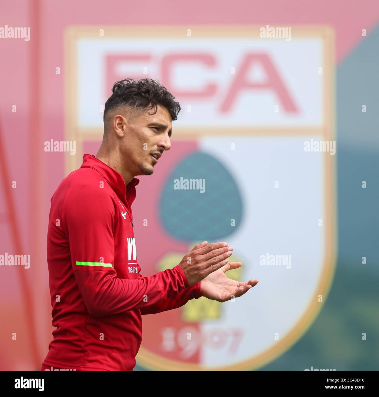 Kollerschlag, Deutschland. 28 juillet 2025. Dimitrios Giannoulis (FC Augsburg #13) klatscht in die Hände vor einem großen FCA-logo ; FC Augsburg, Trainingslager, Kollerschlag, Österreich crédit : dpa/Alamy Live News Banque D'Images