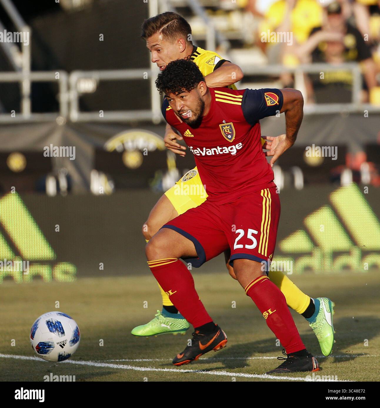 30 juin 2018 - Columbus, OH, États-Unis - Danilo Acosta (25), milieu de terrain Real Salt Lake, se bat pour le ballon avec Pedro Santos, attaquant du SC Columbus Crew, en première mi-temps au MAPFRE Stadium de Columbus, Ohio, le samedi 30 juin 2018. (Crédit image : © Kyle Robertson/TNS via ZUMA Wire) Banque D'Images