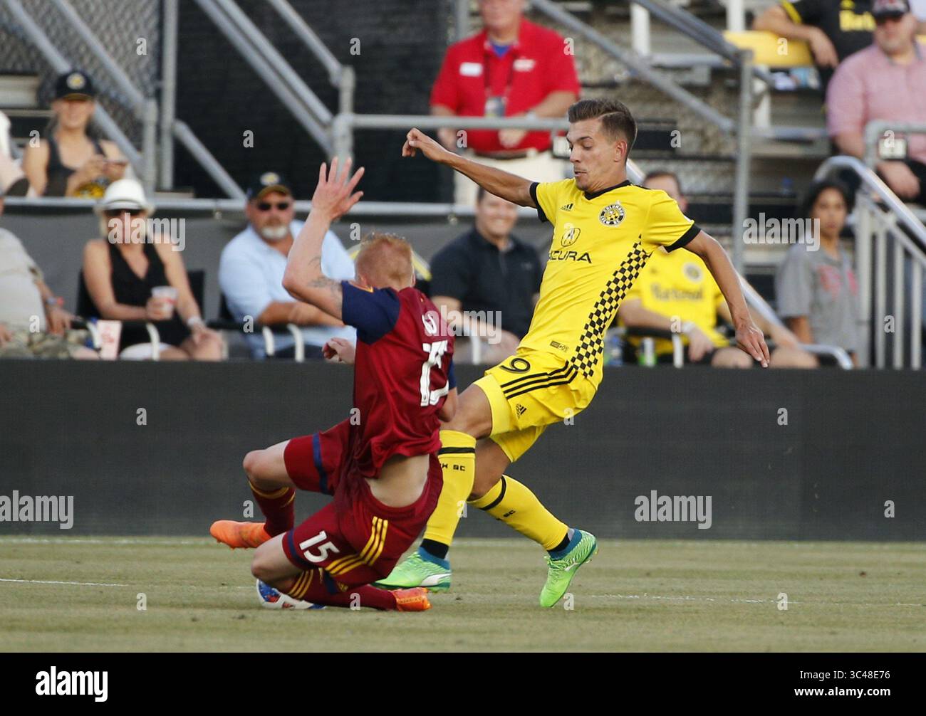 30 juin 2018 - Columbus, OH, USA - Pedro Santos (9), attaquant de Columbus Crew SC, est attaqué par Justen Glad (15), le vrai défenseur de Salt Lake, en première mi-temps au MAPFRE Stadium de Columbus, Ohio, le samedi 30 juin 2018. (Crédit image : © Kyle Robertson/TNS via ZUMA Wire) Banque D'Images