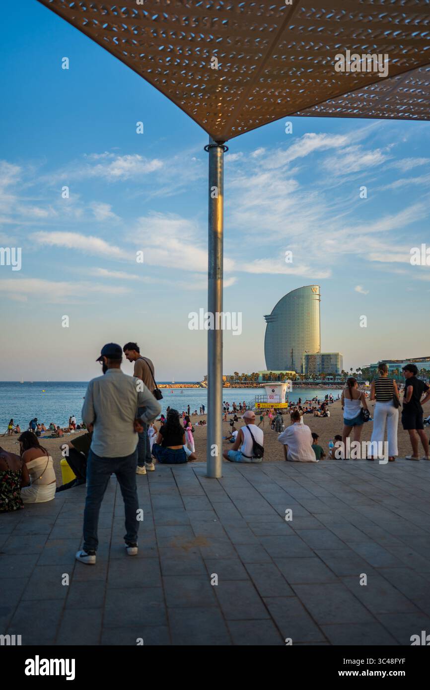 Zone ombragée avec auvents sur la plage de Barceloneta, Barcelone, Espagne Banque D'Images