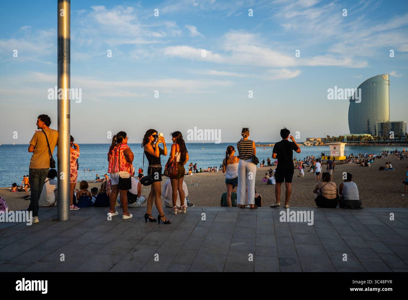 Promenade de la plage de Barceloneta avec l'Hôtel W en arrière-plan, Barcelone, Espagne Banque D'Images