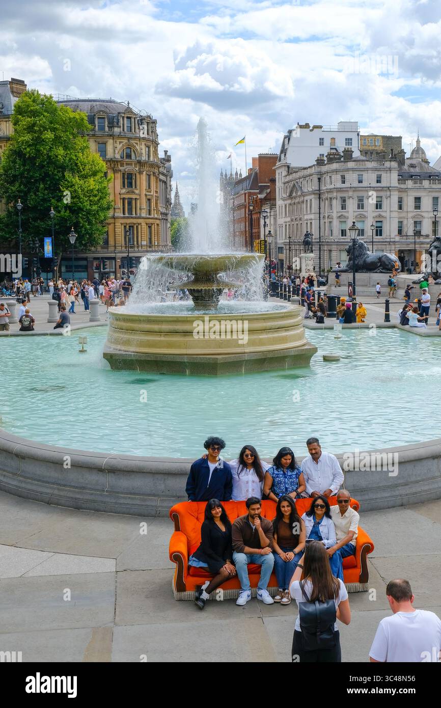 Londres, Royaume-Uni. 28 juillet 2025. Les membres du public ont été invités à poser sur le canapé d'origine de la série télévisée américaine à succès « Friends » à Trafalgar Square dans le cadre d'une promotion pour une expérience de fans dans le Centre Excel. Crédit : onzième heure photographie/Alamy Live News Banque D'Images
