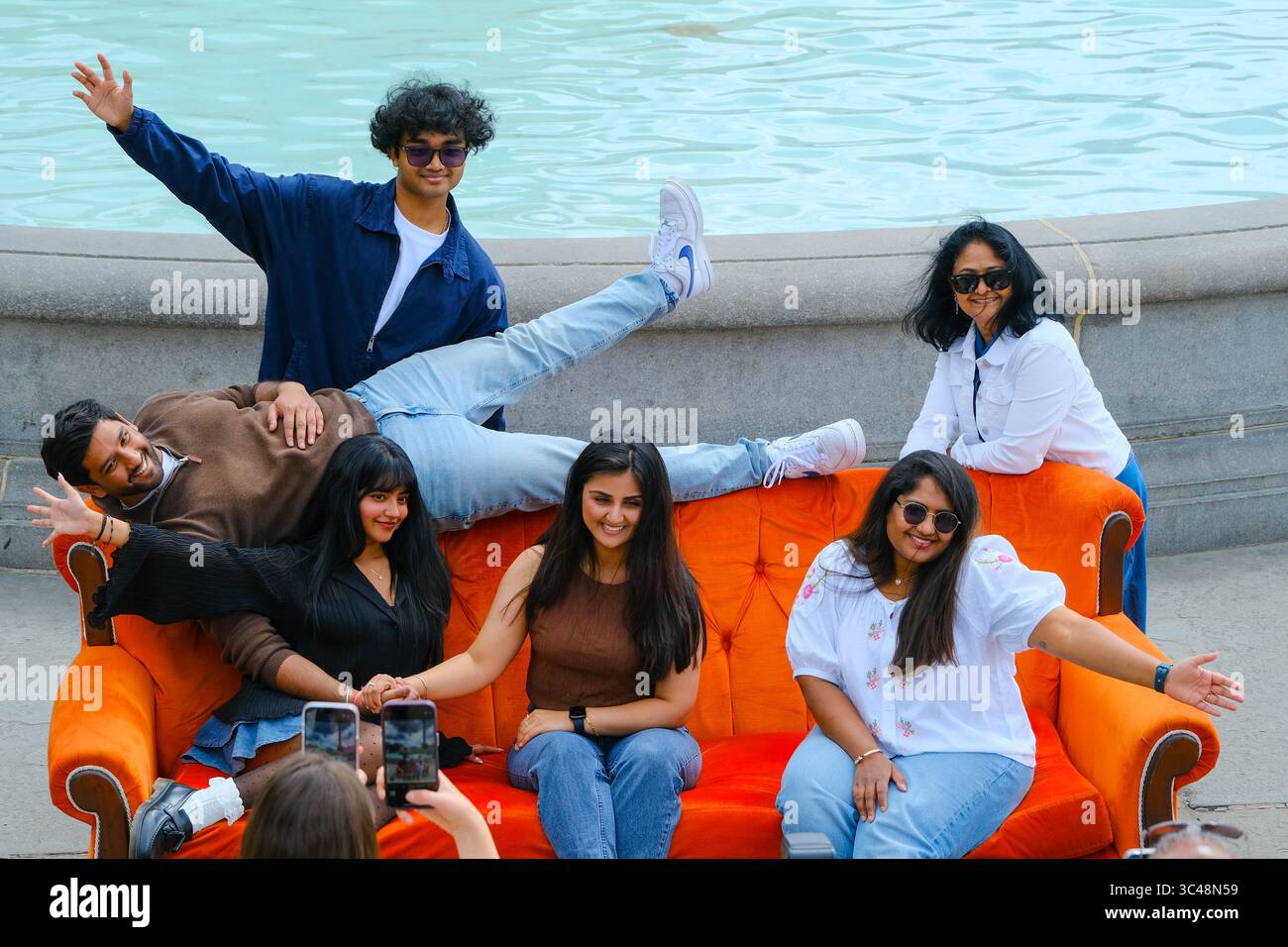 Londres, Royaume-Uni. 28 juillet 2025. Les membres du public ont été invités à poser sur le canapé d'origine de la série télévisée américaine à succès « Friends » à Trafalgar Square dans le cadre d'une promotion pour une expérience de fans dans le Centre Excel. Crédit : onzième heure photographie/Alamy Live News Banque D'Images