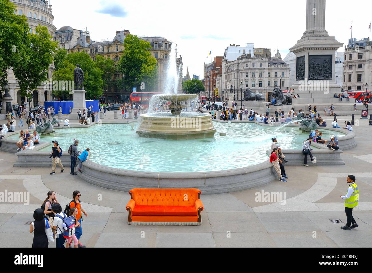 Londres, Royaume-Uni. 28 juillet 2025. Les membres du public ont été invités à poser sur le canapé d'origine de la série télévisée américaine à succès « Friends » à Trafalgar Square dans le cadre d'une promotion pour une expérience de fans dans le Centre Excel. Crédit : onzième heure photographie/Alamy Live News Banque D'Images