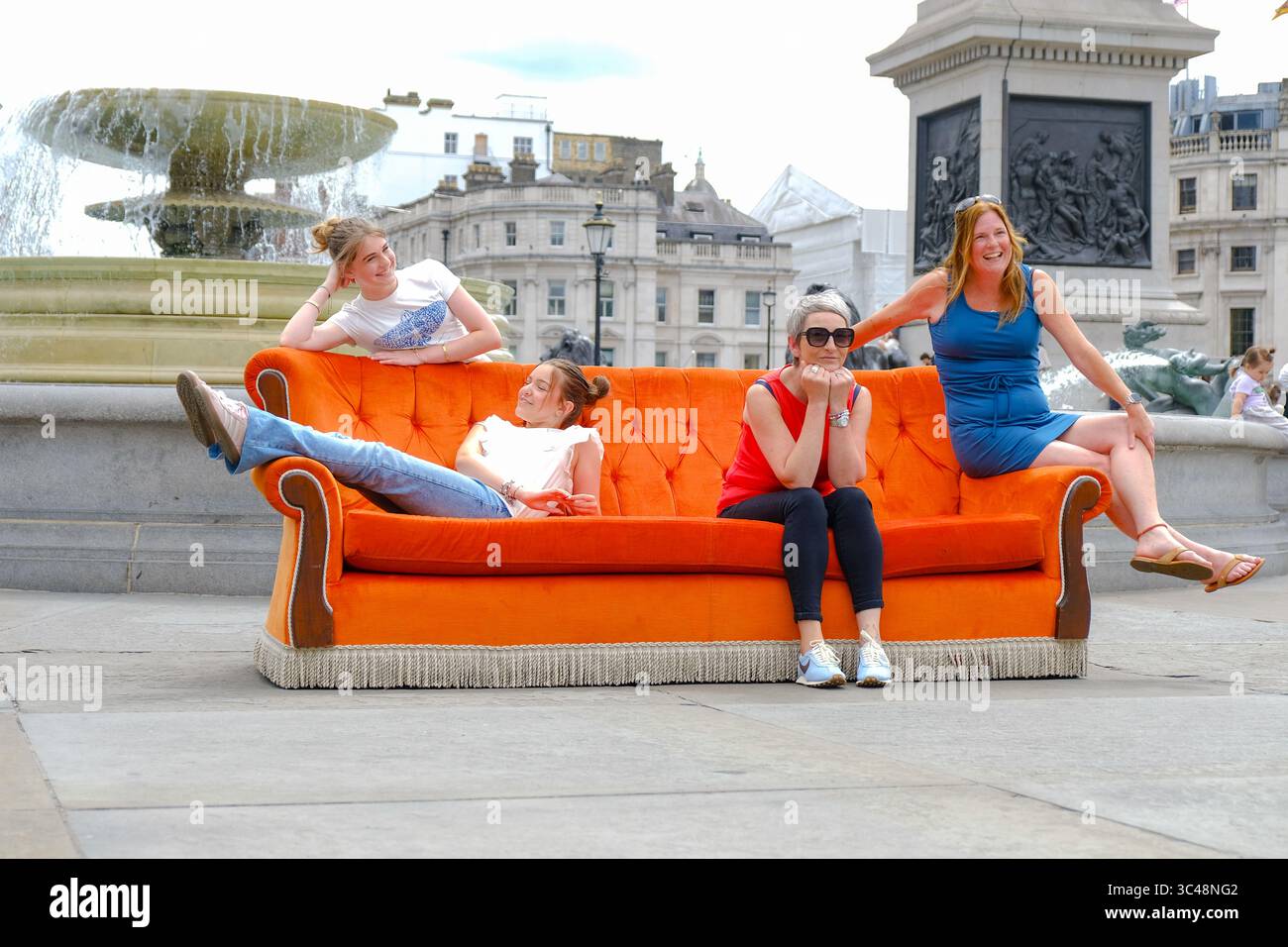 Londres, Royaume-Uni. 28 juillet 2025. Les membres du public ont été invités à poser sur le canapé d'origine de la série télévisée américaine à succès « Friends » à Trafalgar Square dans le cadre d'une promotion pour une expérience de fans dans le Centre Excel. Crédit : onzième heure photographie/Alamy Live News Banque D'Images
