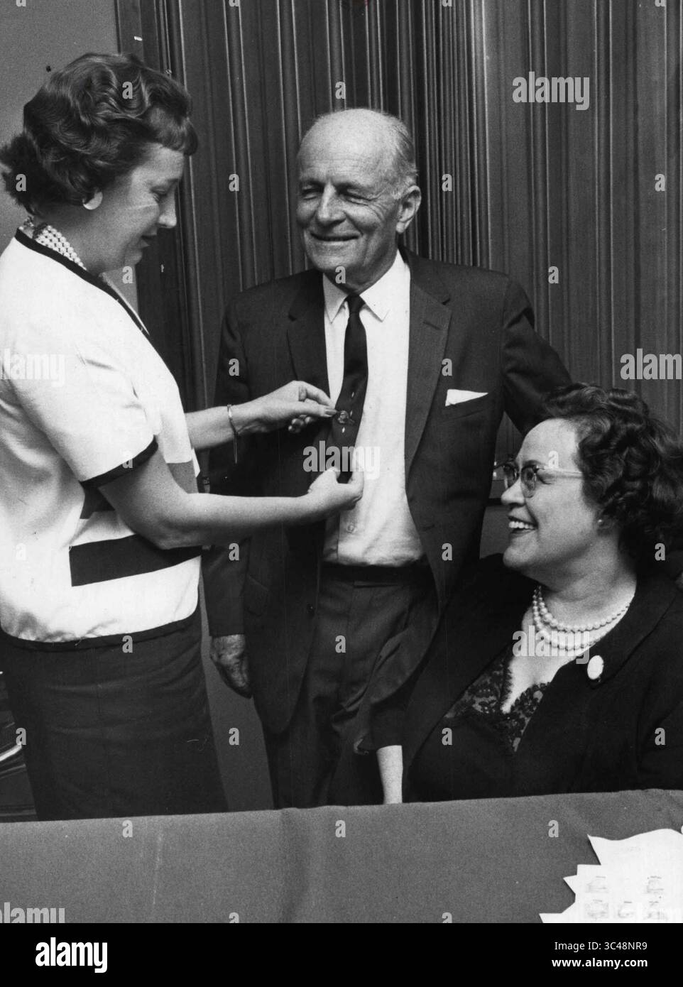 Floride, États-Unis - ED C. WRIGHT, au centre, reçoit le Mr. Santa Award pour le soutien de Christmas Toy Shop de Mrs. A.E. Buchanan Jr., à gauche, et Mr. Robert Speakman, vers 1960's.. Le multimillionnaire de Petersburg Wright était l'un des plus grands propriétaires fonciers de Floride. Originaire de Géorgie qui acheta des terres en Floride alors que personne d'autre ne le ferait, Wright amassa une fortune de plus de 50 millions après avoir déménagé à Pétersbourg en 1907, négociant dans l'immobilier, les obligations municipales et les actions ferroviaires. Célibataire de longue date qui a évité les feux de la rampe, Wright était le plus grand actionnaire du Seaboard Coast Line Railroad. (CR Banque D'Images