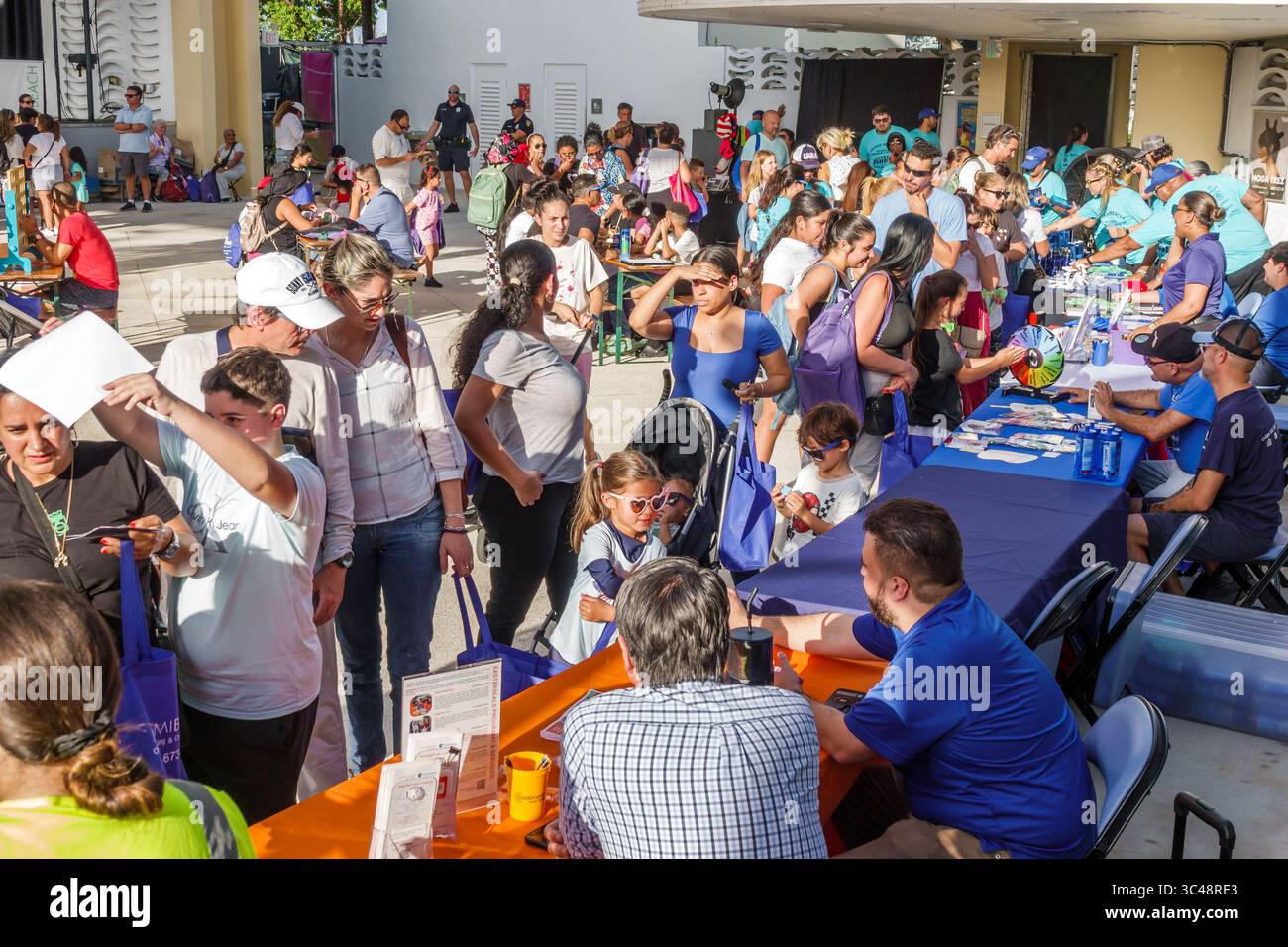 Miami Beach Floride, Collins Avenue, North Beach Bandshell, Back to School Resource Fair, livre sac à dos cadeau événement communautaire, fournitures gratuites, hispanique Banque D'Images