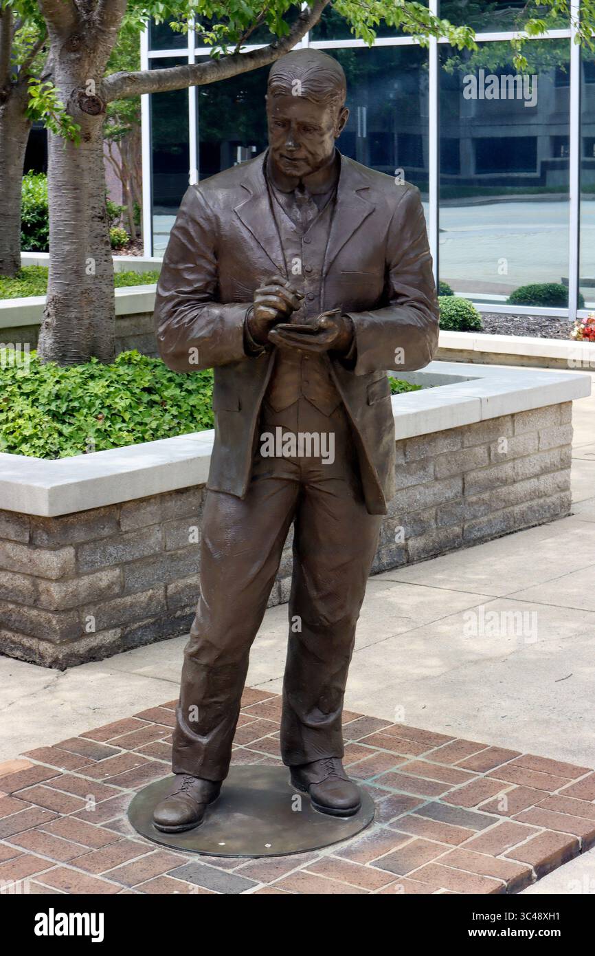 La statue de Charles B. Aycock, ancien gouverneur de NC et défenseur de l'éducation, se dresse à Greensboro, bien que son héritage reste profondément controversé. Banque D'Images