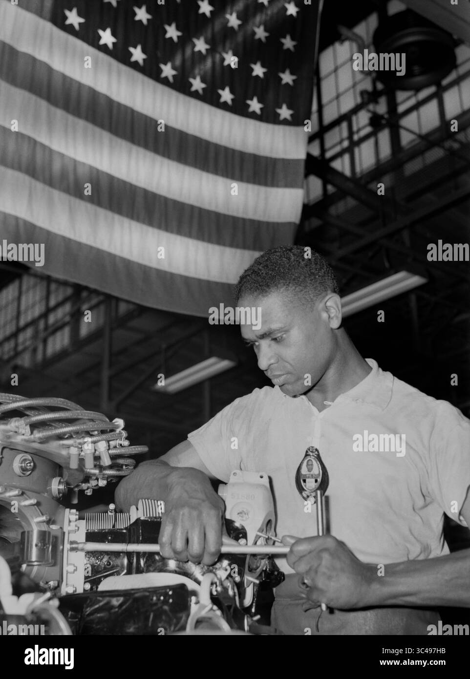 24 septembre 2013 - Zed W. Robinson, ouvrier d'usine, serrage des boulons du barillet pendant la construction finale du moteur d'avion à l'usine Buick convertie pour la production de produits de guerre, Melrose Park, Illinois, États-Unis, Ann Rosener, Office of War information, juillet 1942 (crédit image : © Circa images/Glasshouse via ZUMA Wire) Banque D'Images