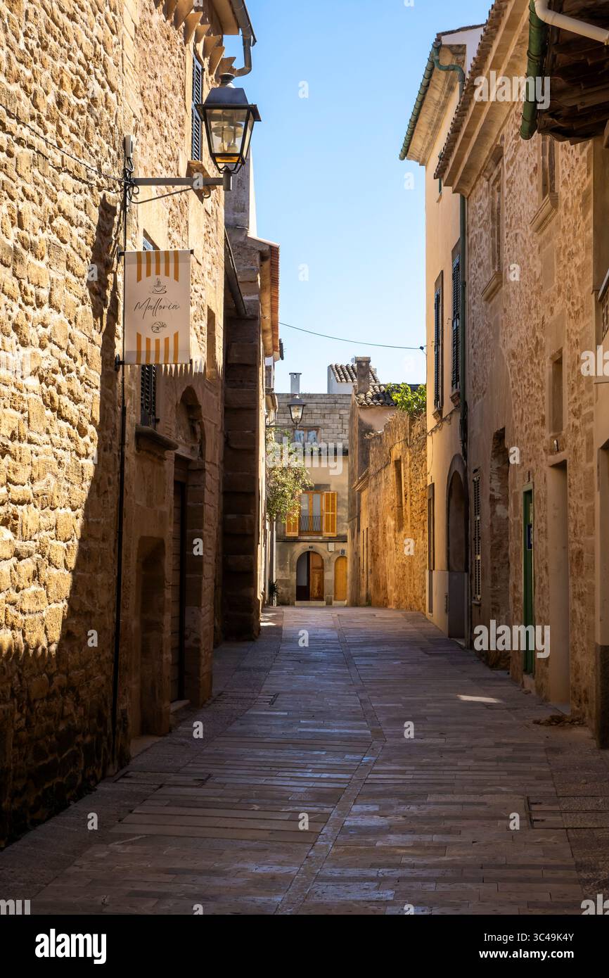 Rue typique, Alcúdia Historic Old Towm, Majorque, Îles Baléares, Espagne Banque D'Images