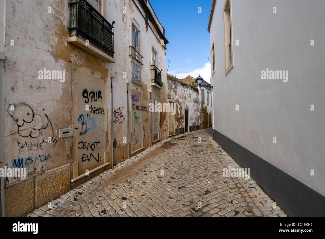 Rue dans la vieille ville de Faro montrant délabrer Faro, Algarve Regiom, Portugal. Banque D'Images