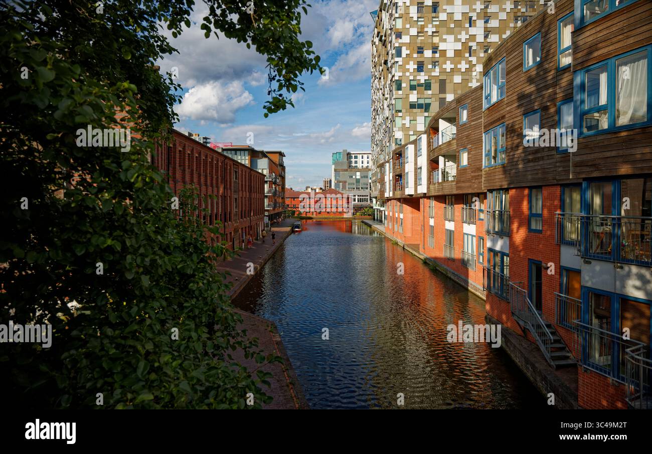 Le canal de Worcester et Birmingham près de Gas Street Basin avec des appartements et des bars au bord de l'eau, Birmingham centre-ville, Angleterre. Banque D'Images