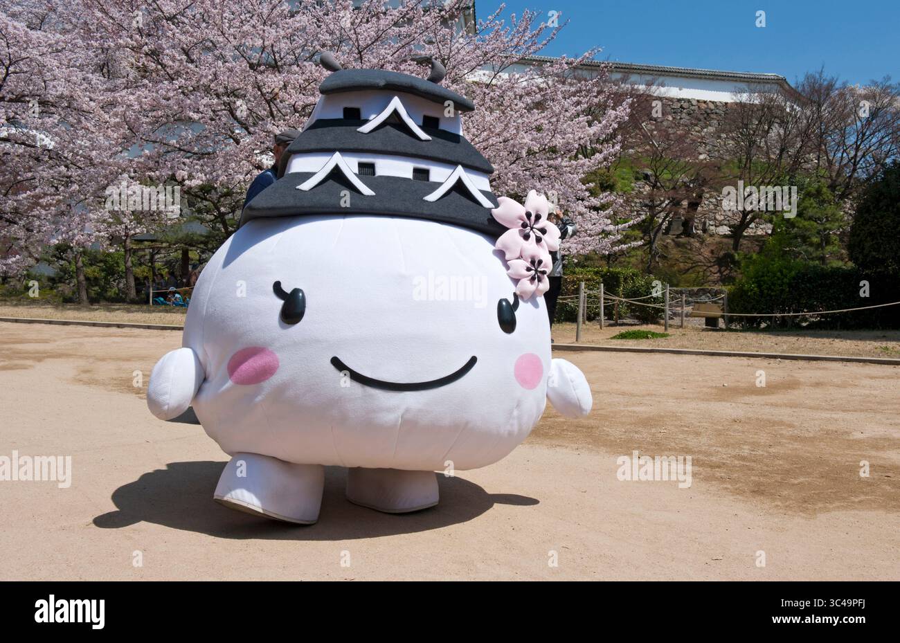 Culture kawaii japonaise yurukyara (personnage de mascotte) Shiromaruhime est le personnage mignon officiel de la ville de Himeji avec chapeau de château de Himeji, Hyogo, Japon. Banque D'Images