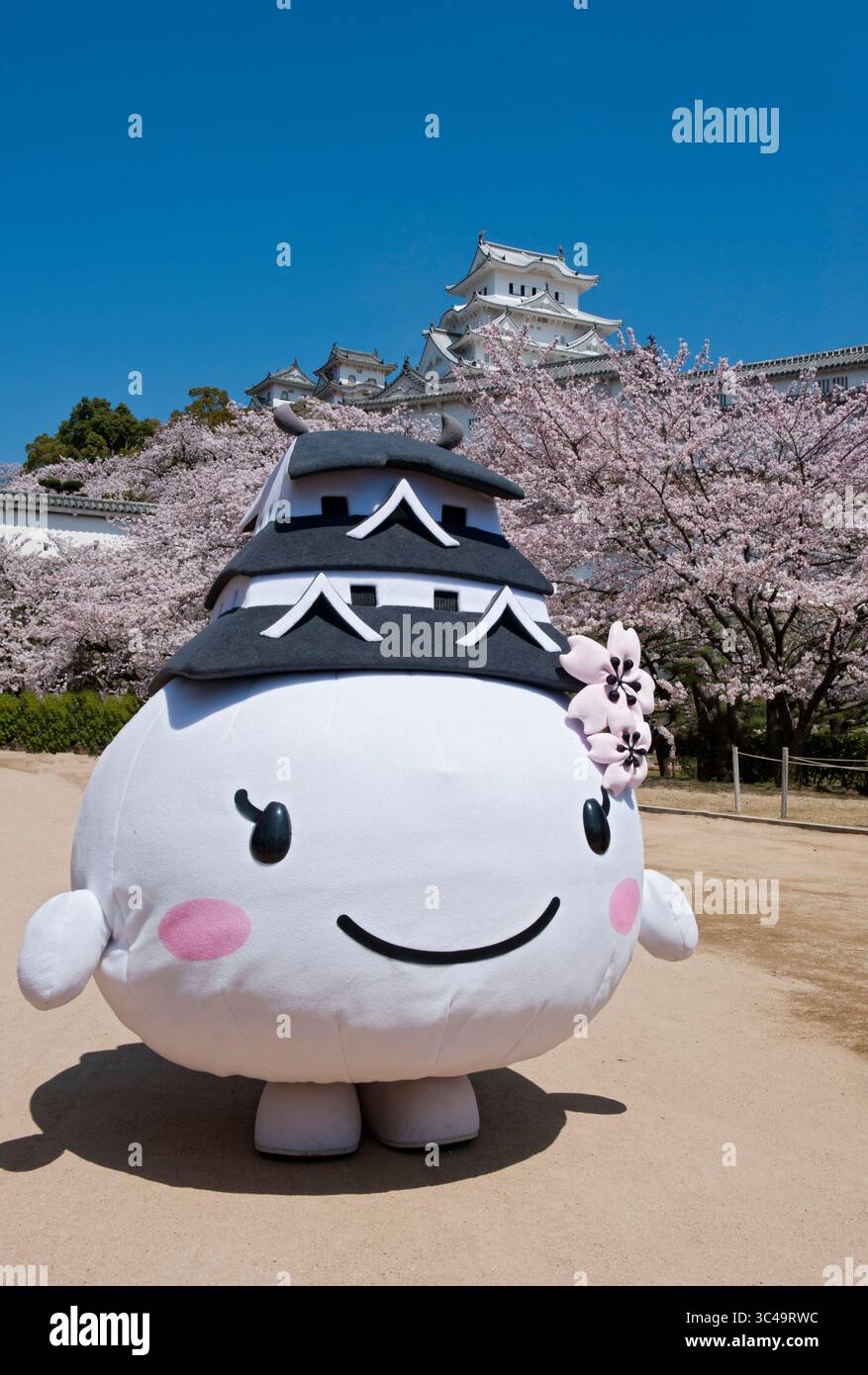 Culture kawaii japonaise yurukyara (personnage de mascotte) Shiromaruhime est le personnage mignon officiel de la ville de Himeji avec chapeau de château de Himeji, Hyogo, Japon. Banque D'Images
