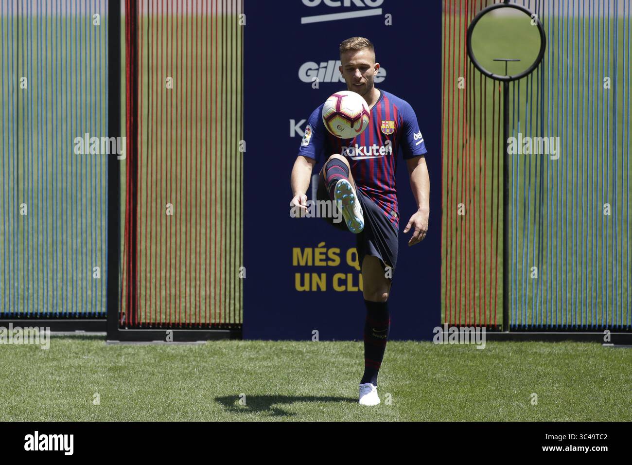 12 juillet 2018 - Barcelone, Catalogne, Espagne - 12 juillet 2018 - Camp Nou, Barcelone, Espagne -présentation d'Arthur Melo comme nouveau joueur du FC Barcelone, à Barcelone. (Crédit image : © Marc Dominguez via ZUMA Wire) Banque D'Images