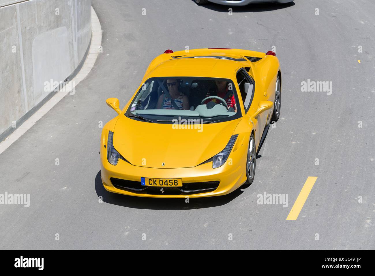 Wickrange, Luxembourg - vue sur une Ferrari 458 Italia jaune conduisant dans une rue vue d'en haut. Banque D'Images