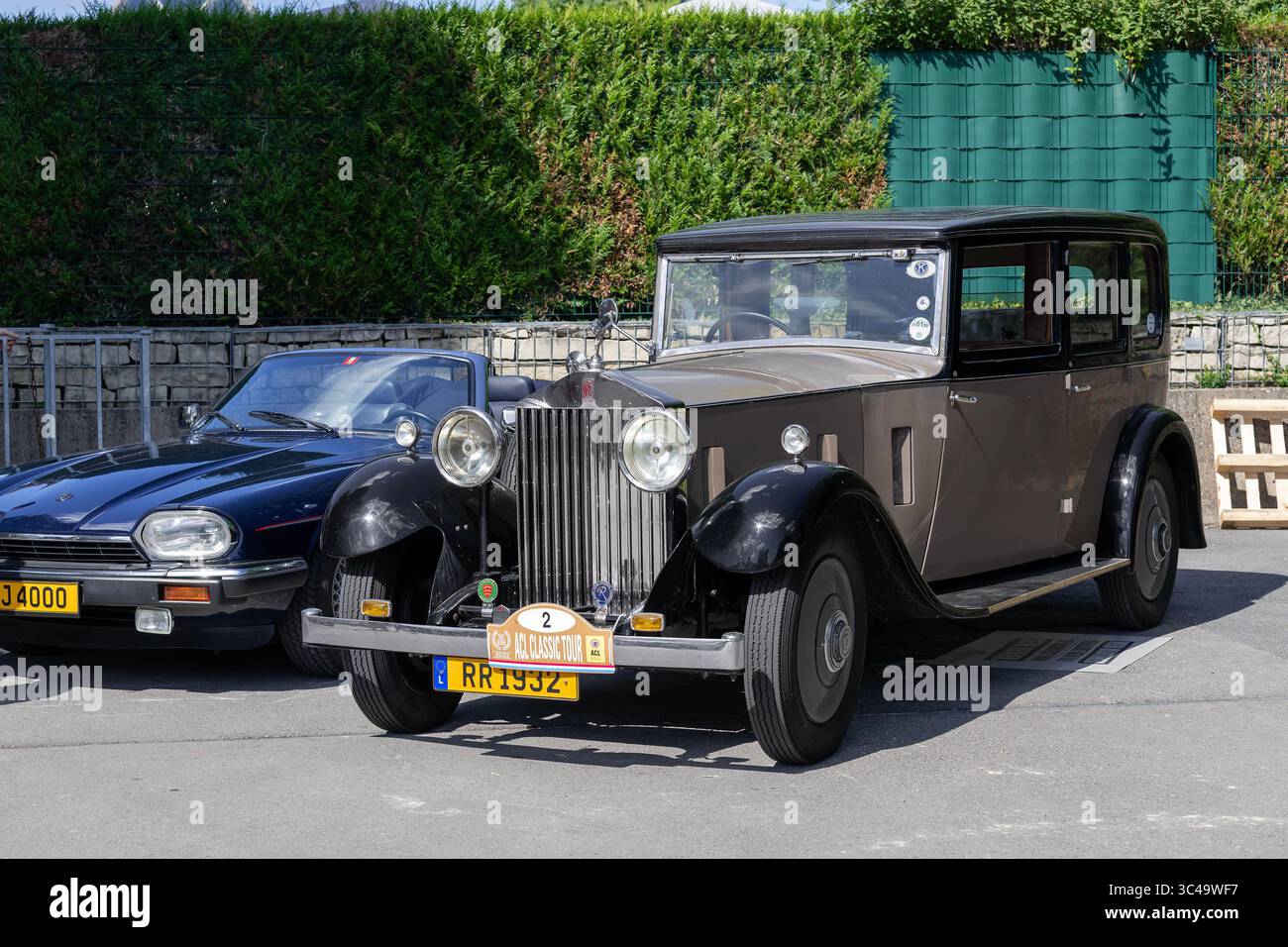 Mondorf-les-bains, Luxembourg - vue sur une Rolls-Royce beige 20/25 CH garée dans une rue. Banque D'Images