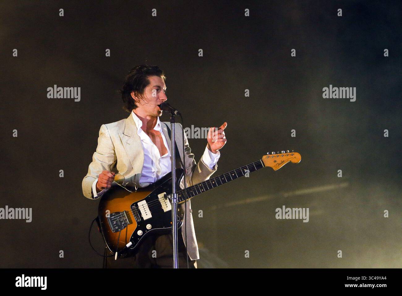 13 juillet 2018 - Oeiras, Portugal - le chanteur ALEX TURNER, chanteur principal du groupe 'Arctic Monkeys' Preforms pendant le nos Alive Festival. (Crédit image : © Pedro Nunes via ZUMA Wire) Banque D'Images 13 juillet 2018 - Oeiras, Portugal - le chanteur ALEX TURNER, chanteur principal du groupe 'Arctic Monkeys' Preforms pendant le nos Alive Festival. (Crédit image : © Pedro Nunes via ZUMA Wire) Banque D'Images