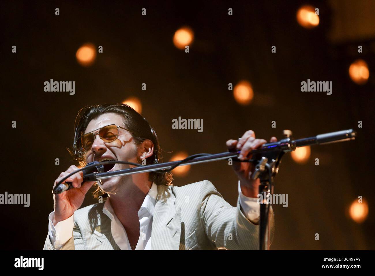 13 juillet 2018 - Oeiras, Portugal - le chanteur ALEX TURNER, chanteur principal du groupe 'Arctic Monkeys' se produit pendant le nos Alive Festival. (Crédit image : © Pedro Nunes via ZUMA Wire) Banque D'Images 13 juillet 2018 - Oeiras, Portugal - le chanteur ALEX TURNER, chanteur principal du groupe 'Arctic Monkeys' se produit pendant le nos Alive Festival. (Crédit image : © Pedro Nunes via ZUMA Wire) Banque D'Images