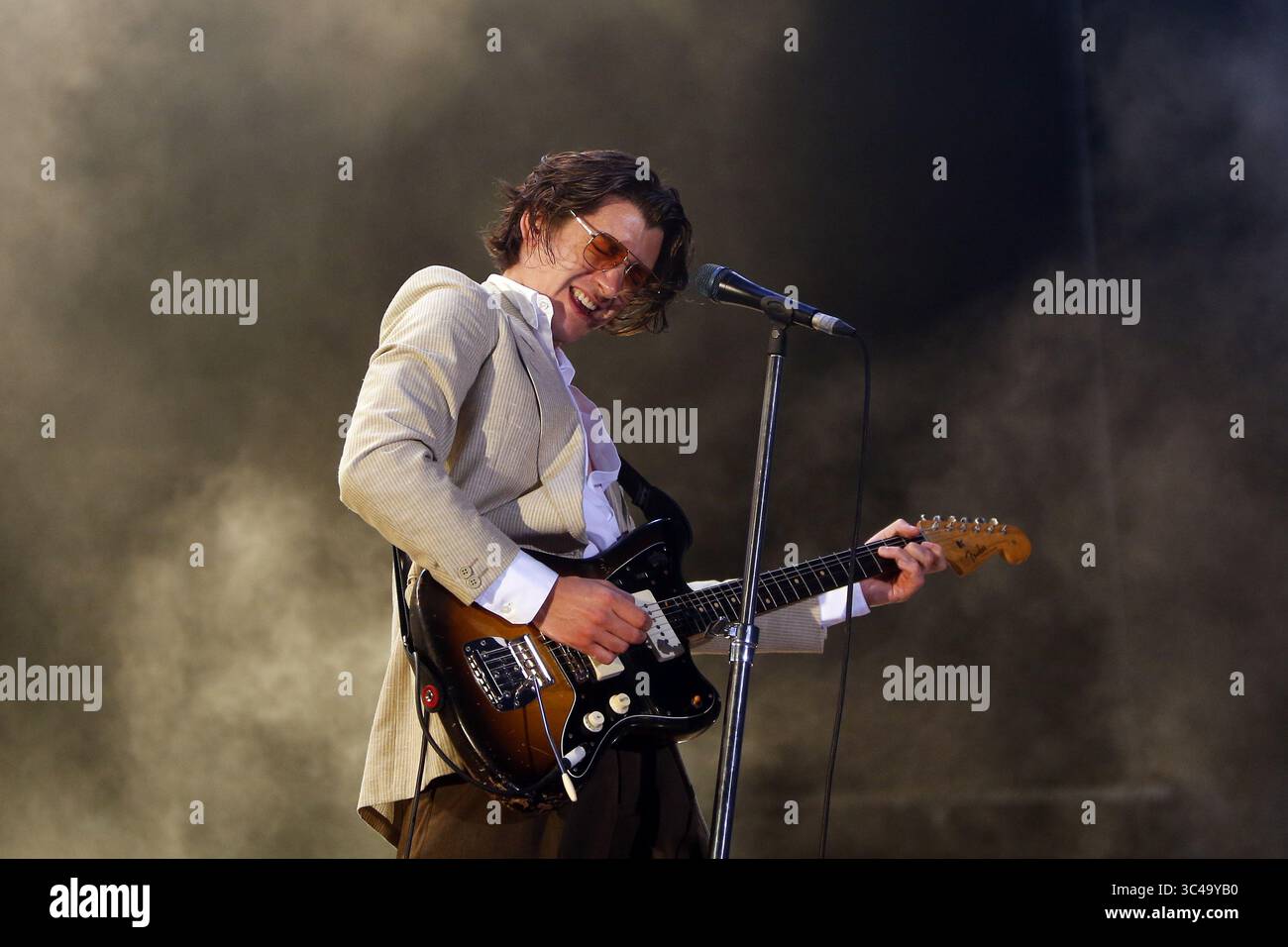 13 juillet 2018 - Oeiras, Portugal - le chanteur ALEX TURNER, chanteur principal du groupe 'Arctic Monkeys' Preforms pendant le nos Alive Festival. (Crédit image : © Pedro Nunes via ZUMA Wire) Banque D'Images 13 juillet 2018 - Oeiras, Portugal - le chanteur ALEX TURNER, chanteur principal du groupe 'Arctic Monkeys' Preforms pendant le nos Alive Festival. (Crédit image : © Pedro Nunes via ZUMA Wire) Banque D'Images