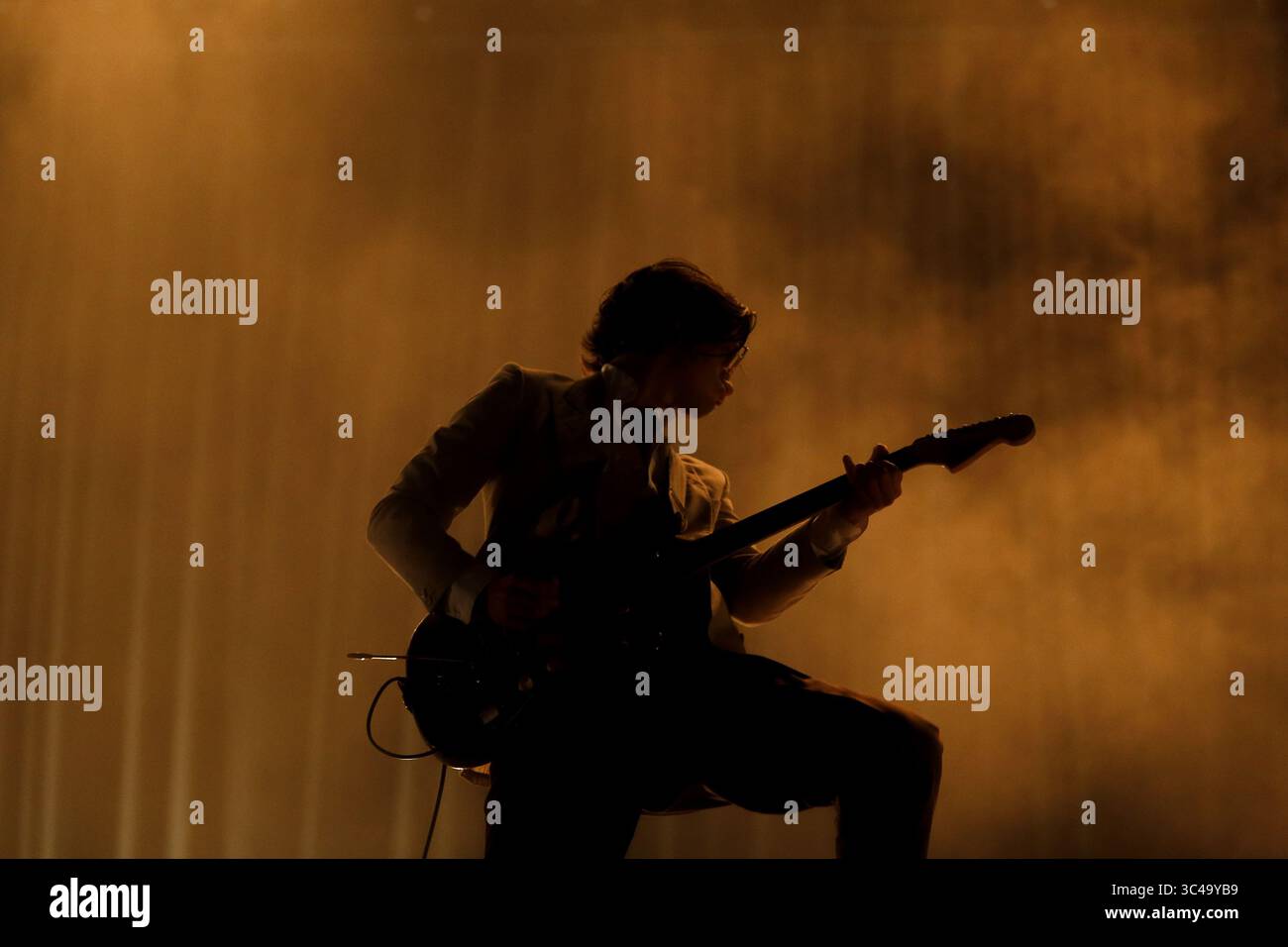 13 juillet 2018 - Oeiras, Portugal - le chanteur ALEX TURNER, chanteur principal du groupe 'Arctic Monkeys' Preforms pendant le nos Alive Festival. (Crédit image : © Pedro Nunes via ZUMA Wire) Banque D'Images 13 juillet 2018 - Oeiras, Portugal - le chanteur ALEX TURNER, chanteur principal du groupe 'Arctic Monkeys' Preforms pendant le nos Alive Festival. (Crédit image : © Pedro Nunes via ZUMA Wire) Banque D'Images